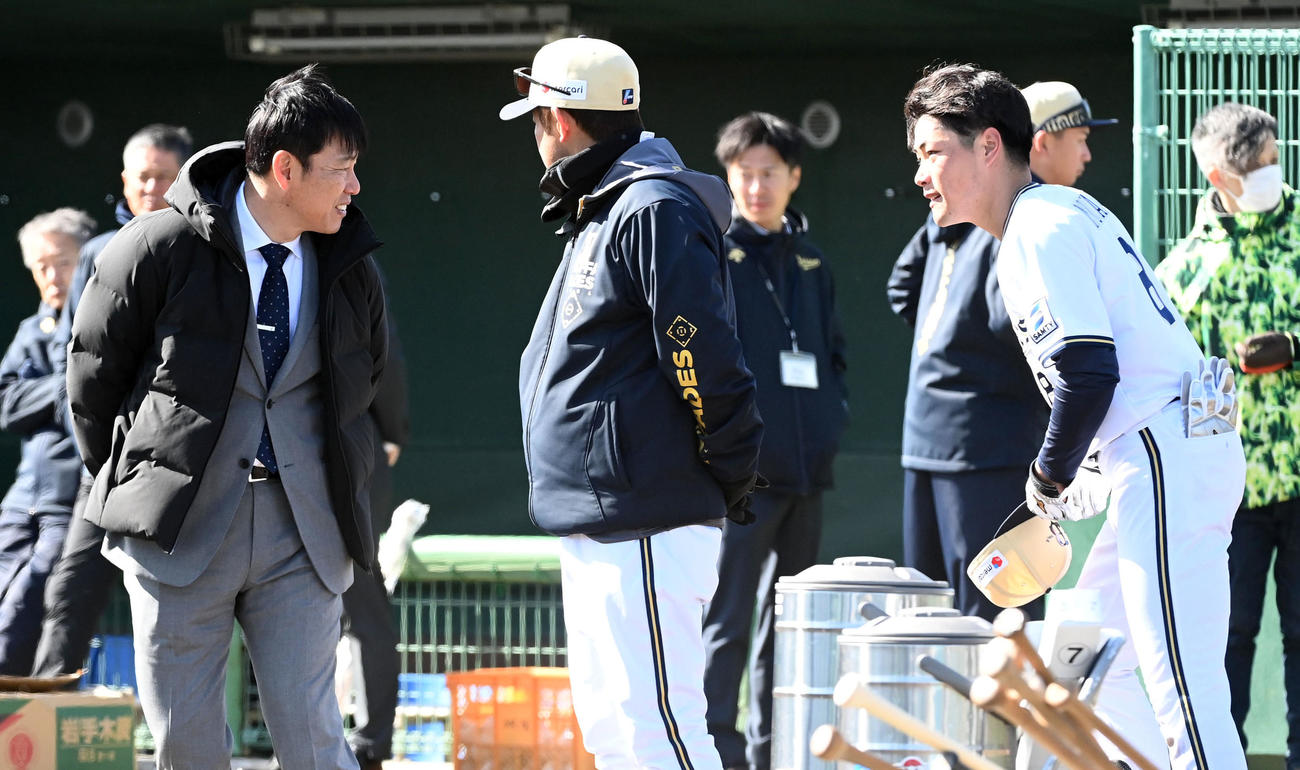 オリックスキャンプを視察に訪れた侍ジャパン井端監督（左）は麦谷からあいさつを受ける（撮影・前岡正明）