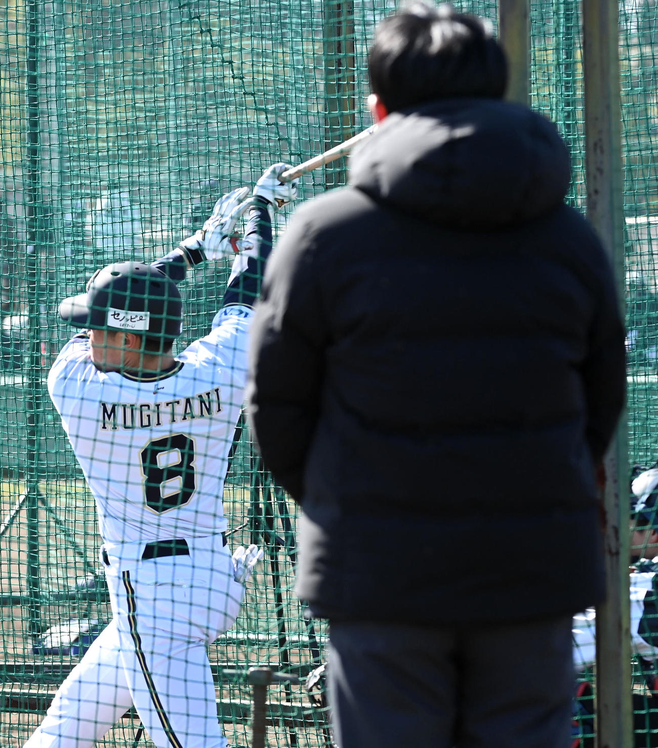 オリックスキャンプを視察に訪れた侍ジャパン松田コーチ（背中）の前で打撃練習を行う麦谷（撮影・前岡正明）
