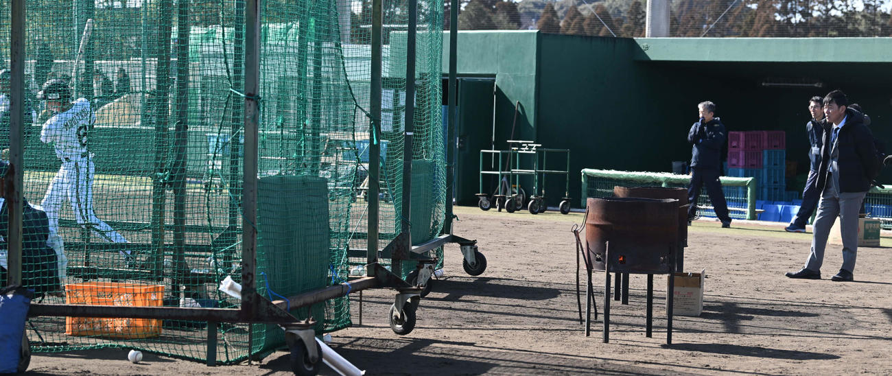 オリックスキャンプを視察に訪れ麦谷の打撃練習を見る侍ジャパン井端監督（右）（撮影・前岡正明）