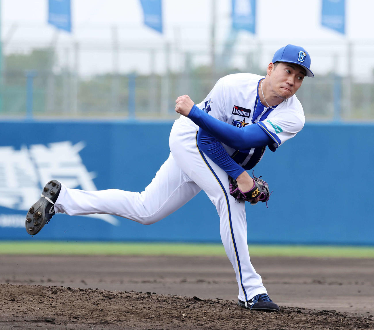 ライブBPで力投するDeNA岩田（撮影・鈴木正人）