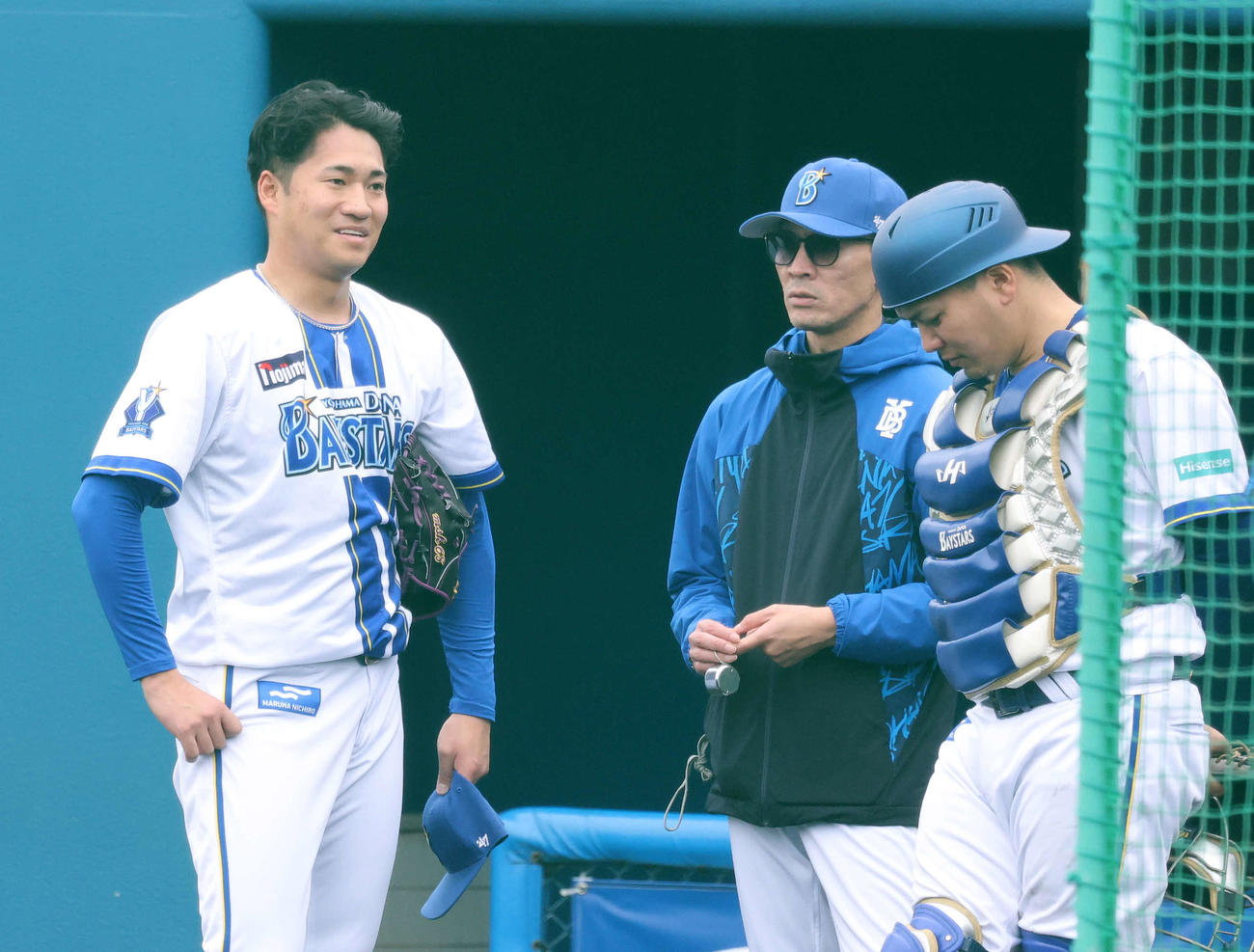 ライブBPの投球を終え話すDeNA岩田（左）と大原コーチ（中央）（撮影・鈴木正人）