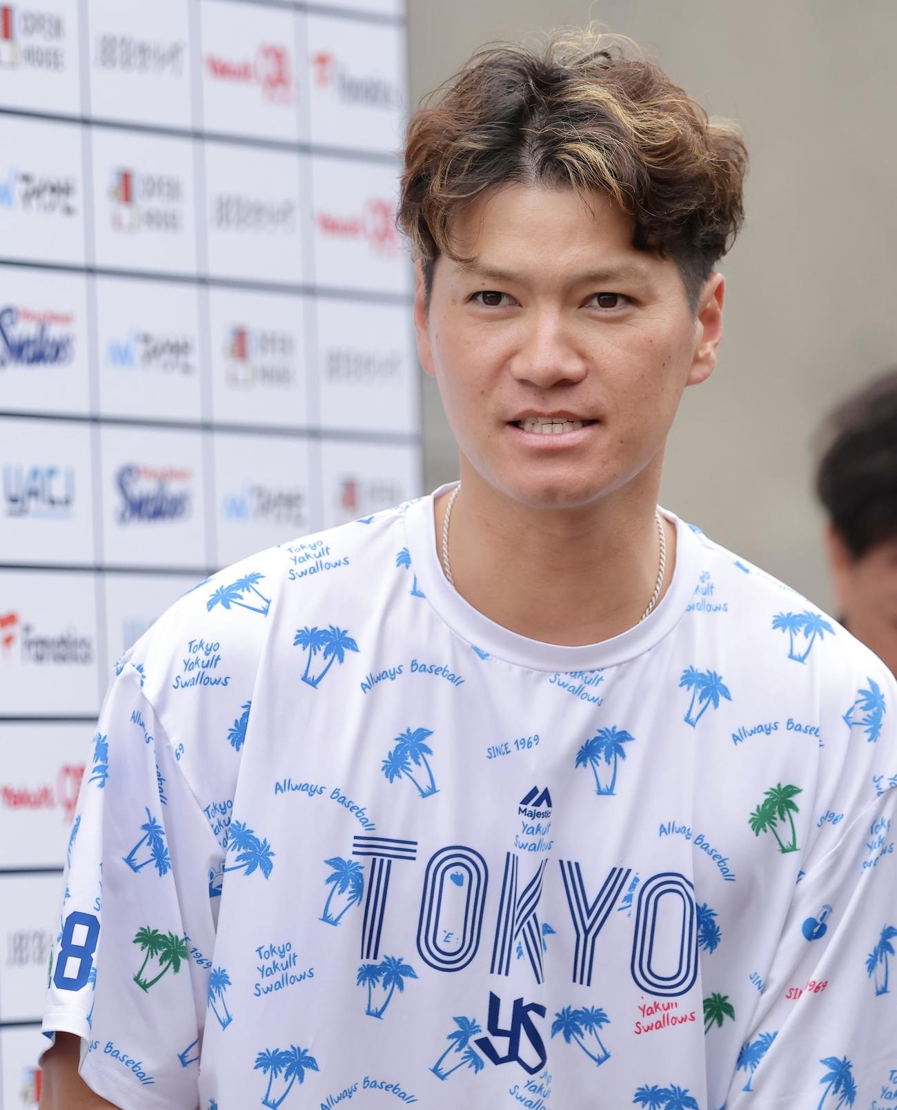 移動するヤクルト鈴木康（撮影・河田真司）