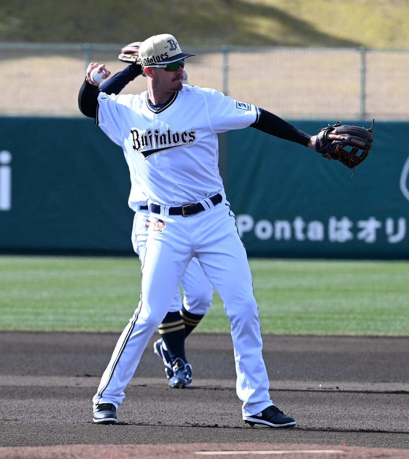 宮崎キャンプに合流したテスト生のデールはキャッチボールを行う（撮影・前岡正明）