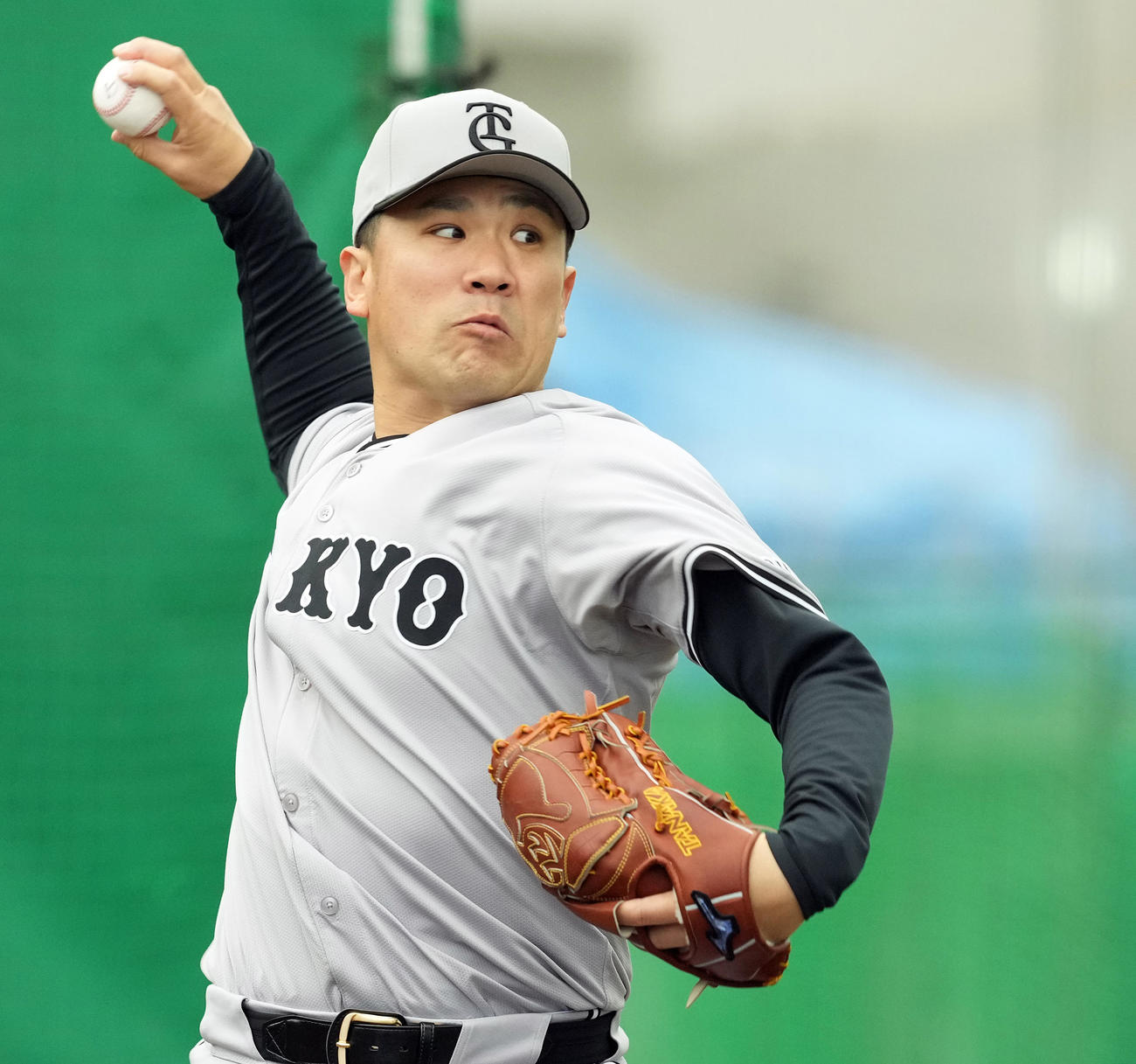 ブルペンで投球練習を行った巨人田中将（撮影・たえ見朱実）