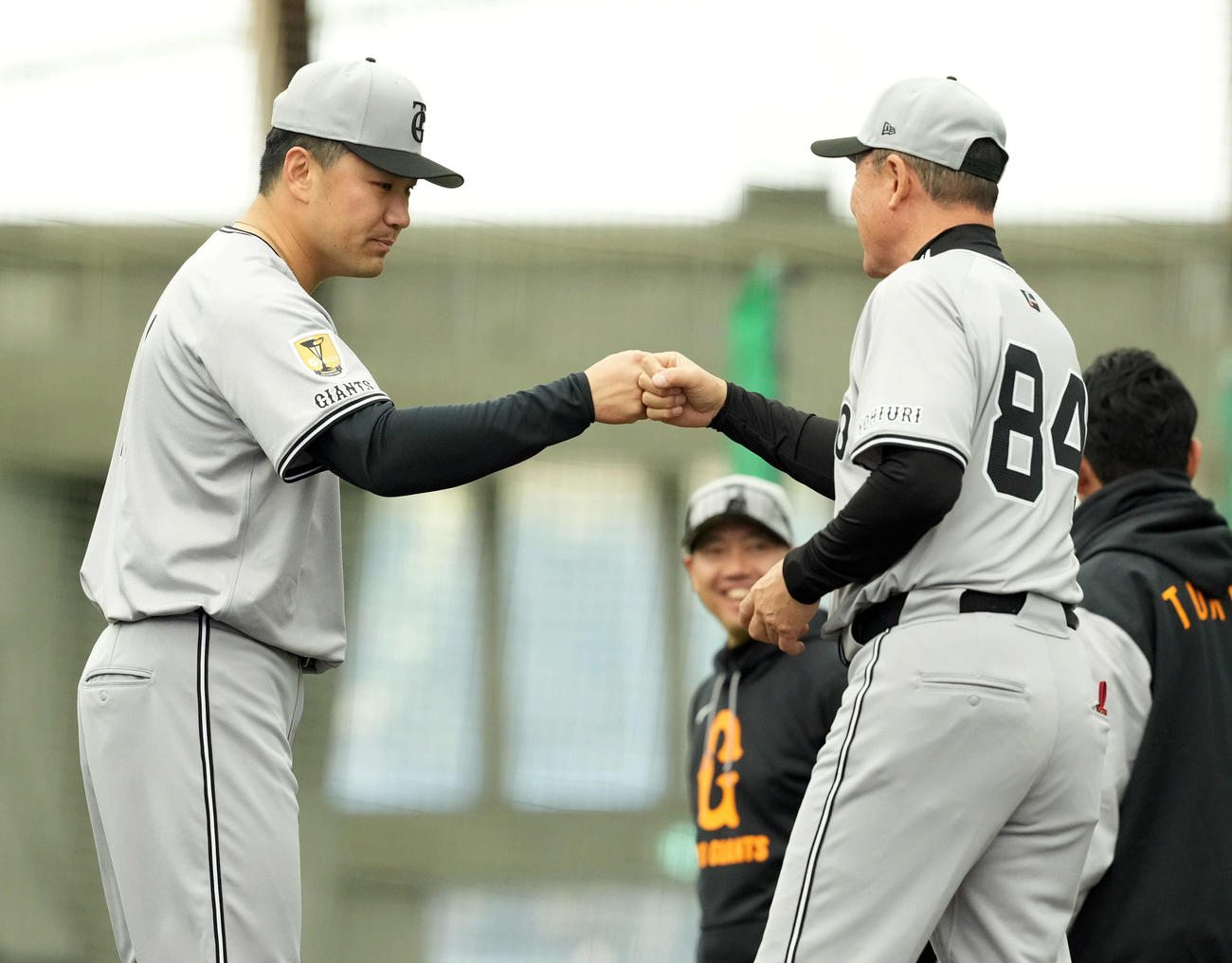 ブルペンで投球練習を行った巨人田中将（左）は久保コーチとグータッチをする（撮影・たえ見朱実）