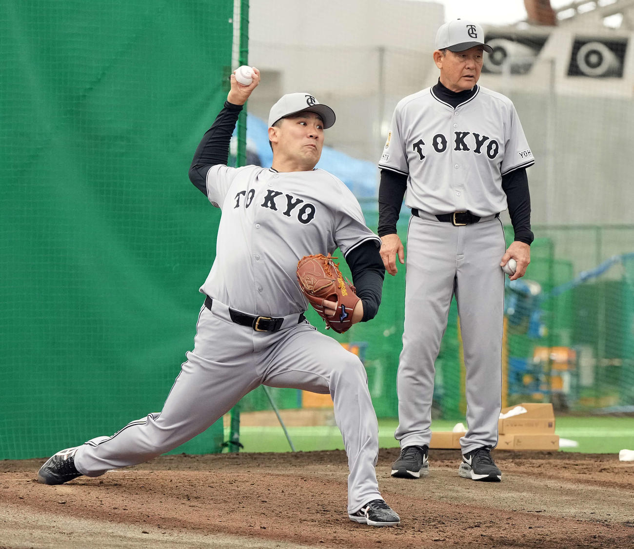 ブルペンで投球練習を行った巨人田中将。後方は久保コーチ（撮影・たえ見朱実）