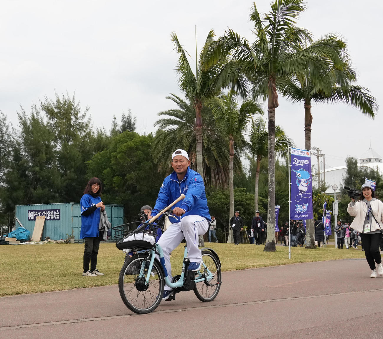 室内練習場での打撃練習を終え自転車に乗り移動する中田（撮影・森本幸一）
