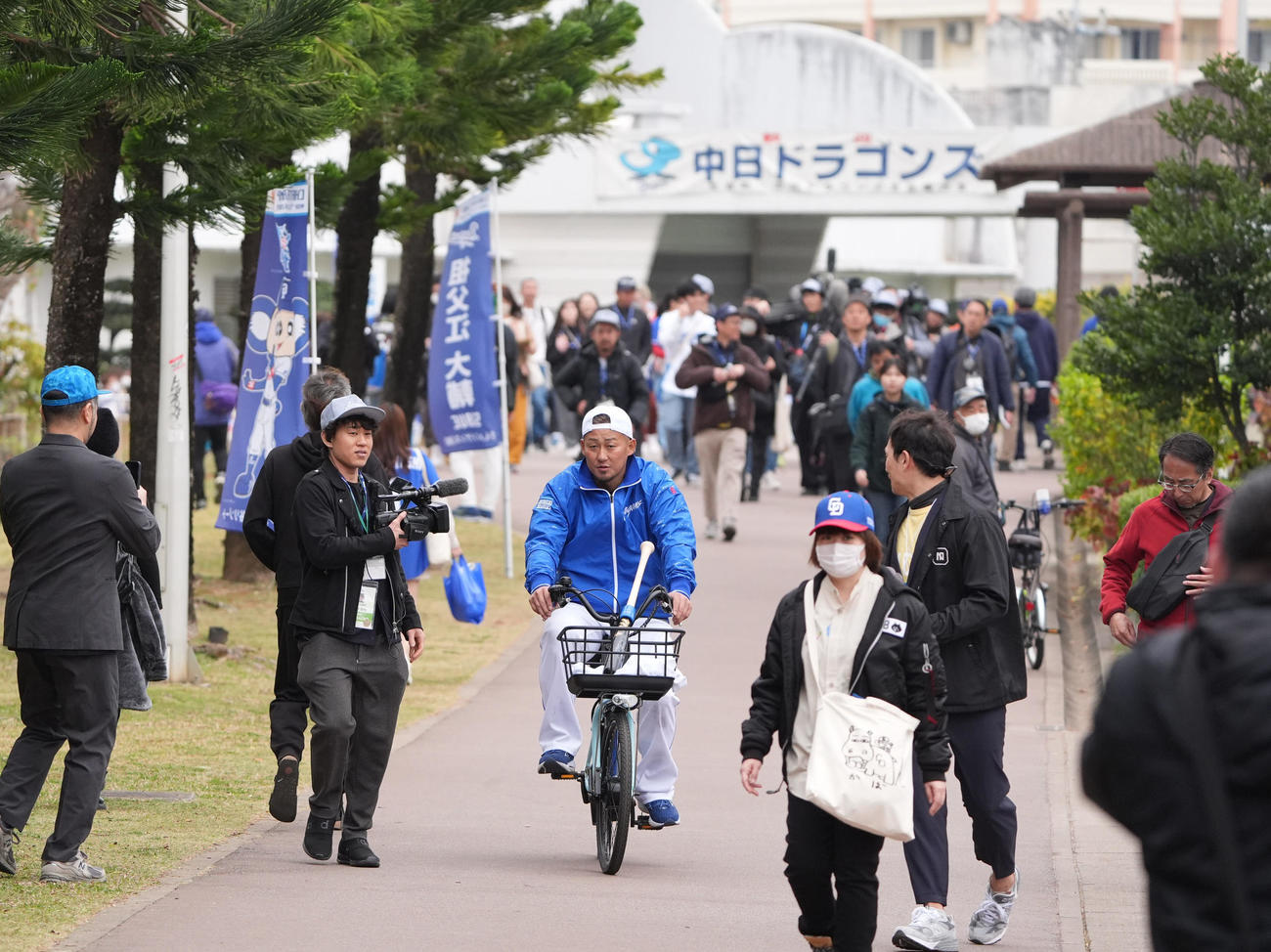 室内練習場での打撃練習を終え自転車に乗り移動する中田（撮影・森本幸一）