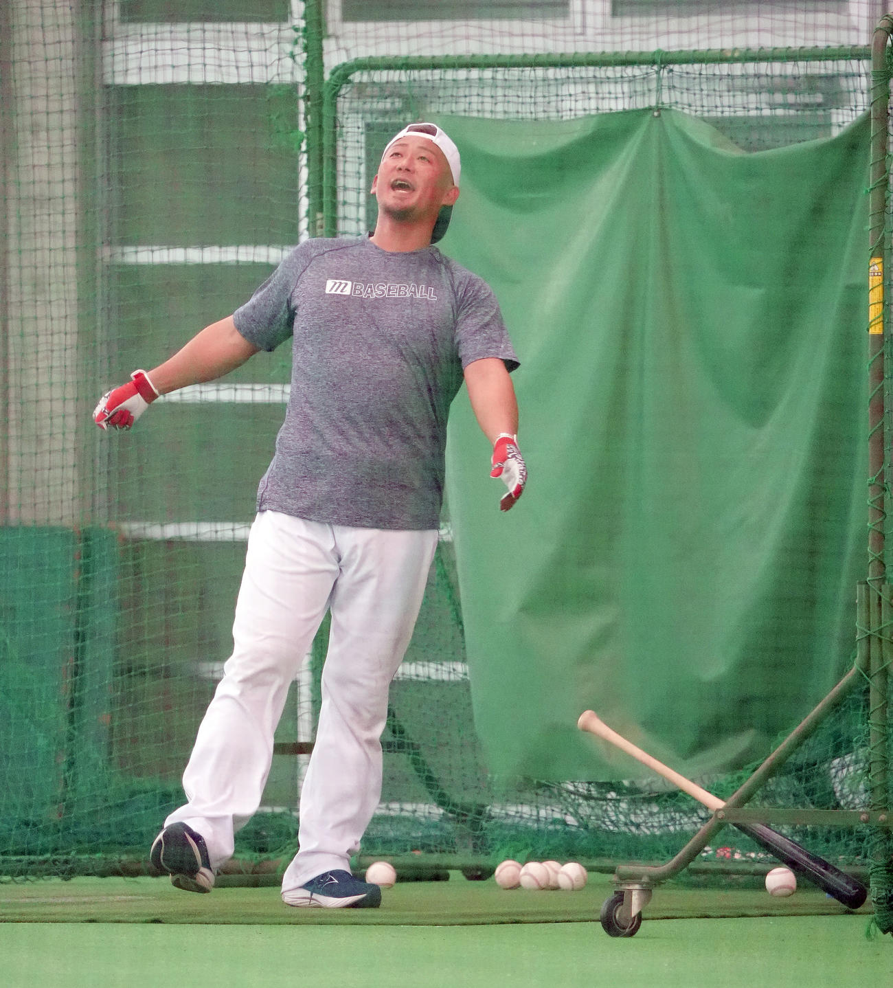 室内練習場で打撃練習中、声を出す中田（撮影・森本幸一）