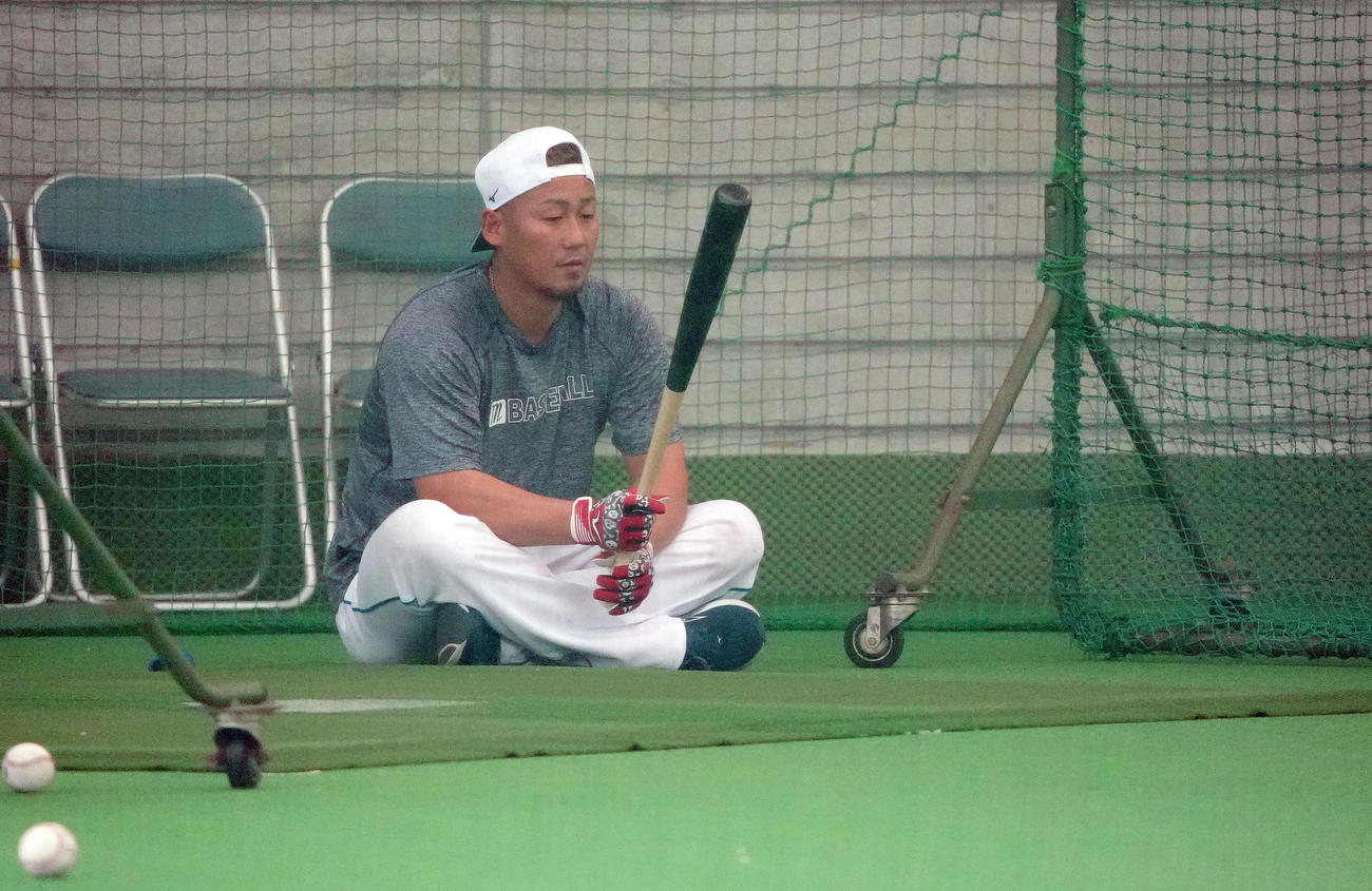 室内練習場で打撃練習の合間にバットを手に考える中田（撮影・森本幸一）