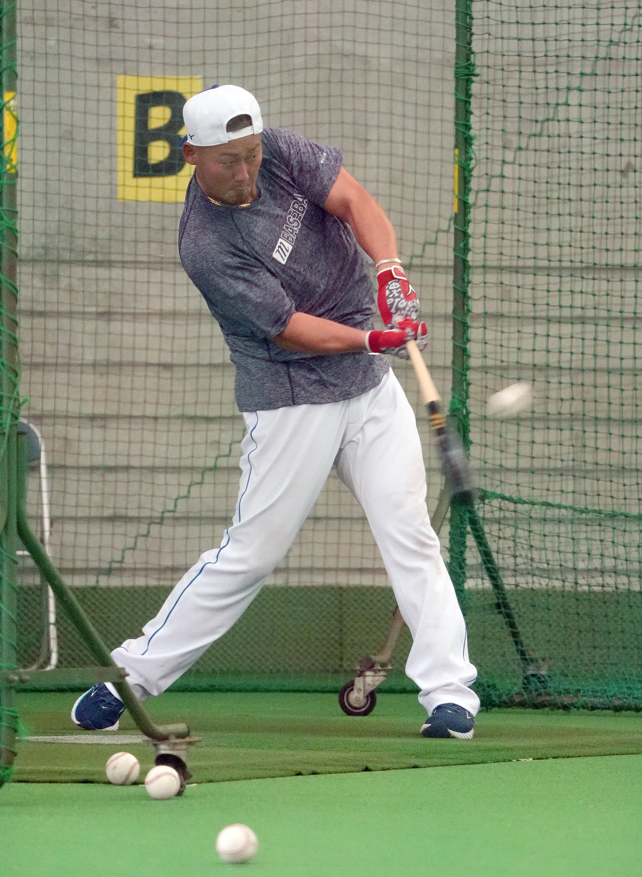 室内練習場で打撃練習をする中田（撮影・森本幸一）