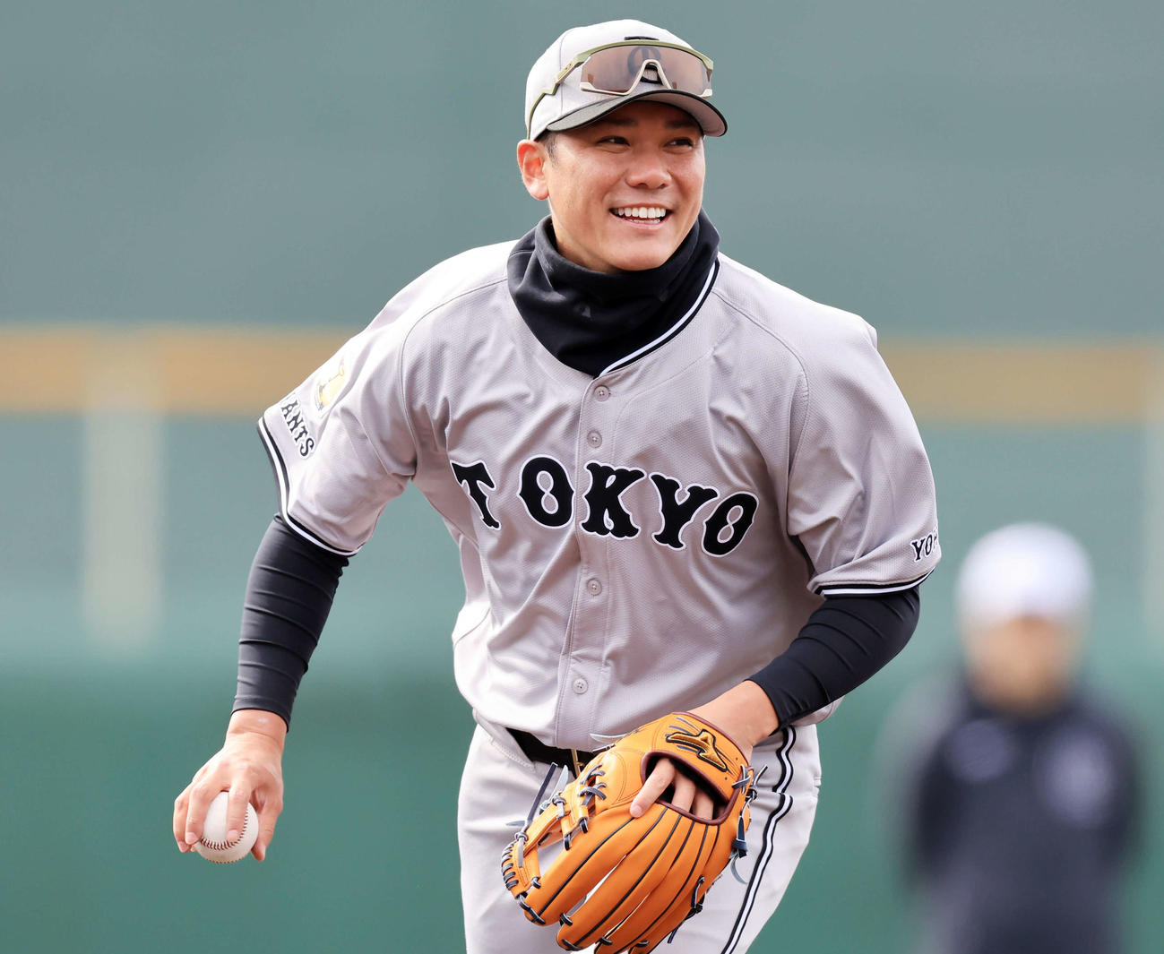 キャンプ5日目、ノック中、笑顔を見せる巨人坂本（撮影・浅見桂子）