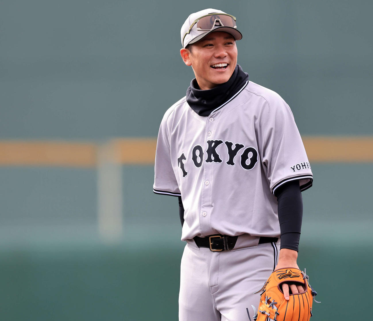 キャンプ5日目、ノック中、笑顔を見せる巨人坂本（撮影・浅見桂子）