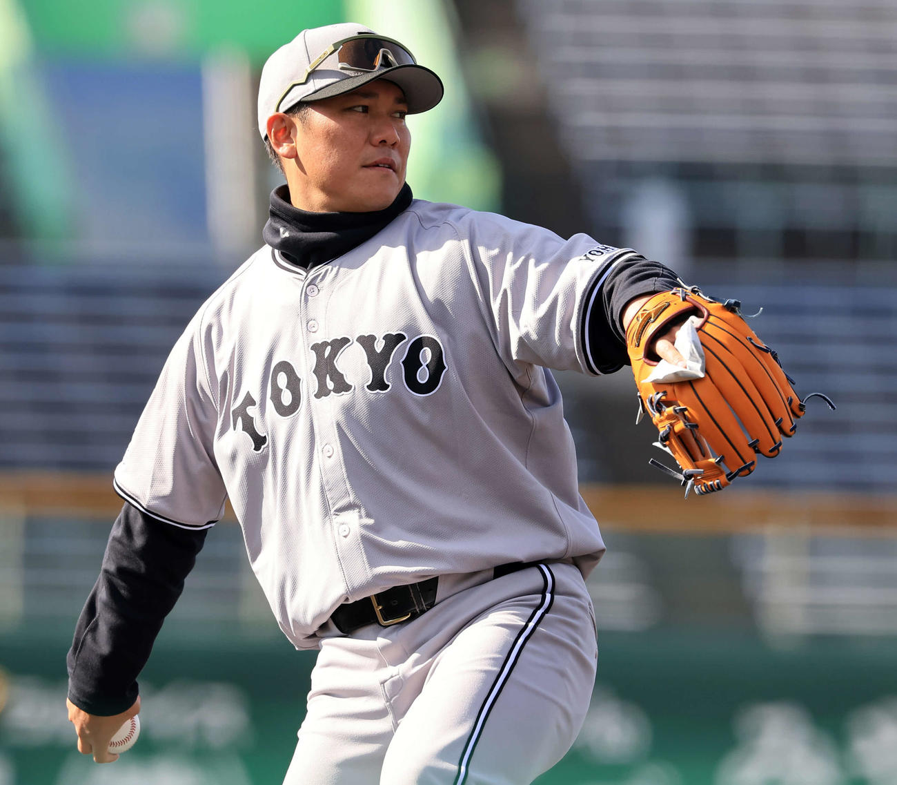 キャンプ5日目、あまりの寒さにカイロをグラブに挟んでキャッチボールする巨人坂本（撮影・浅見桂子）