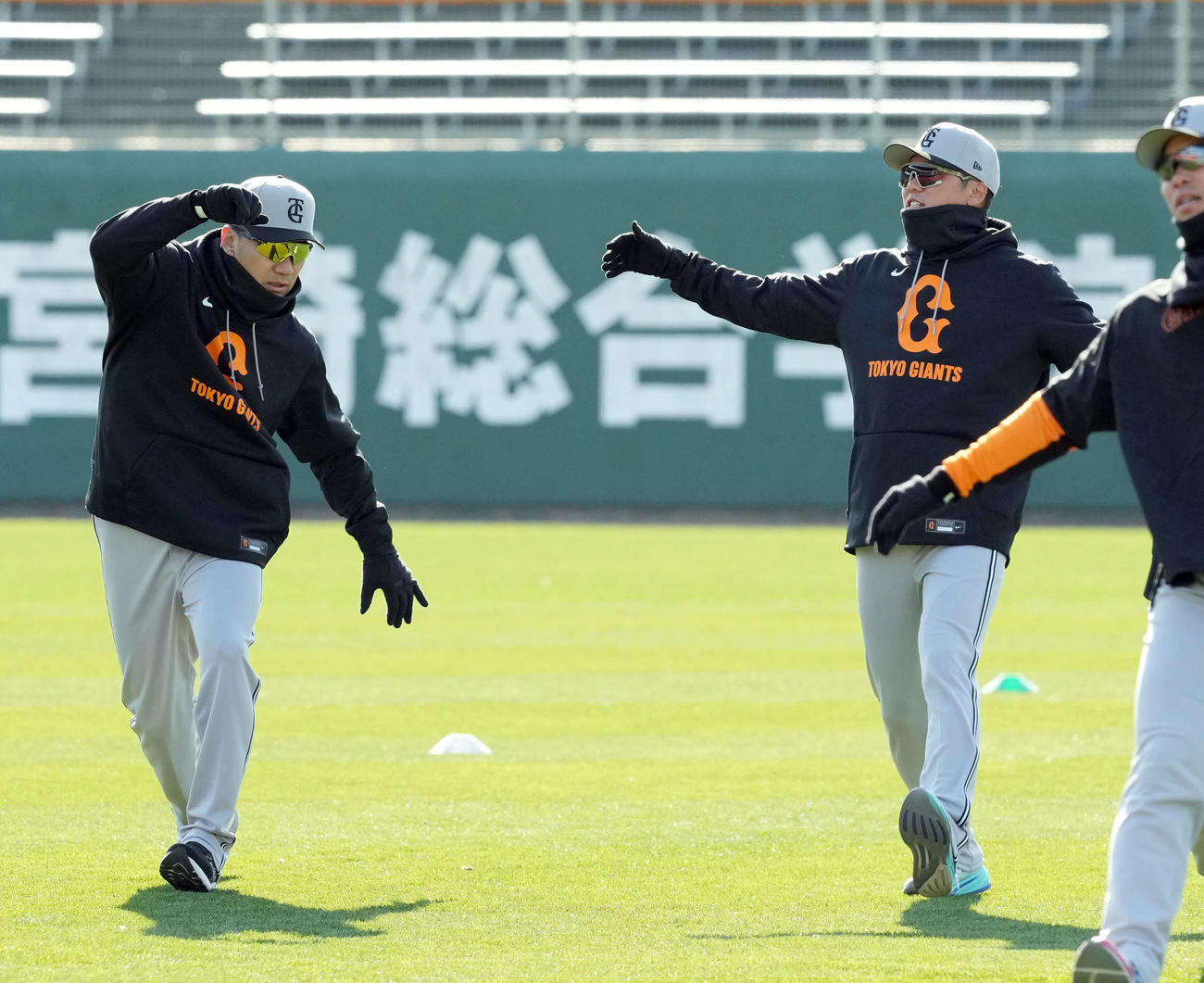 ウオームアップで田中将（左）と話をする巨人坂本（撮影・たえ見朱実）