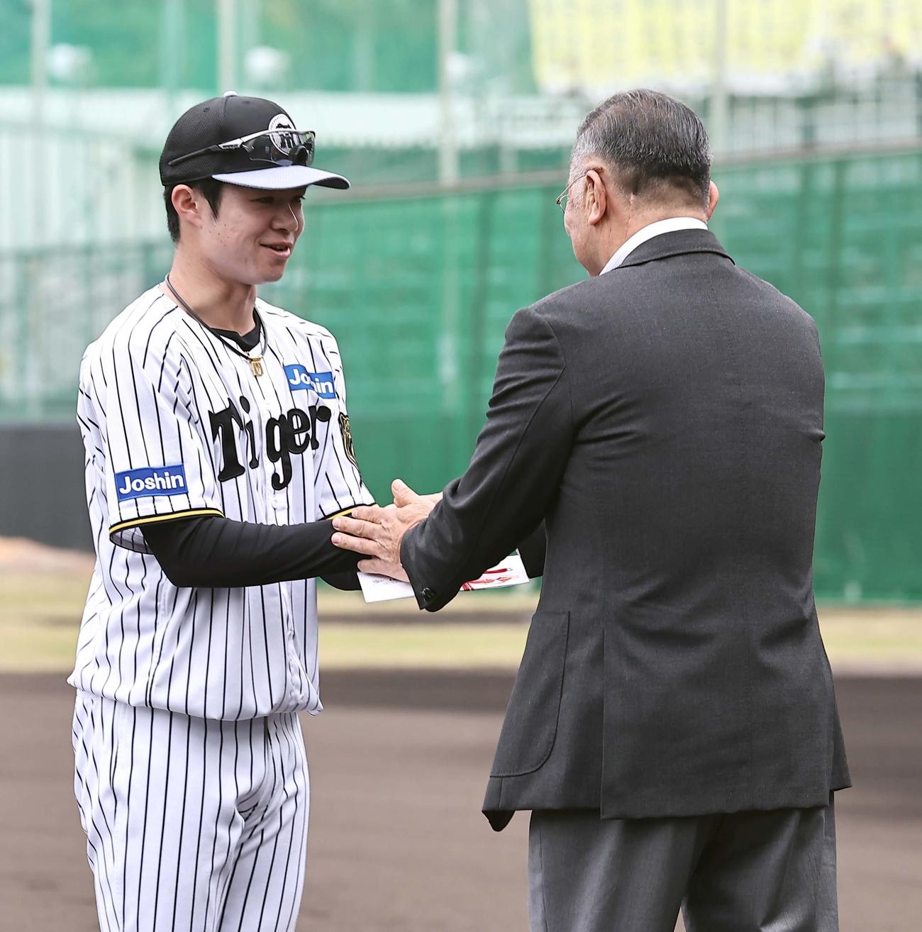 中野選手会長（左）に目録を手渡す掛布OB会長（撮影・上田博志）