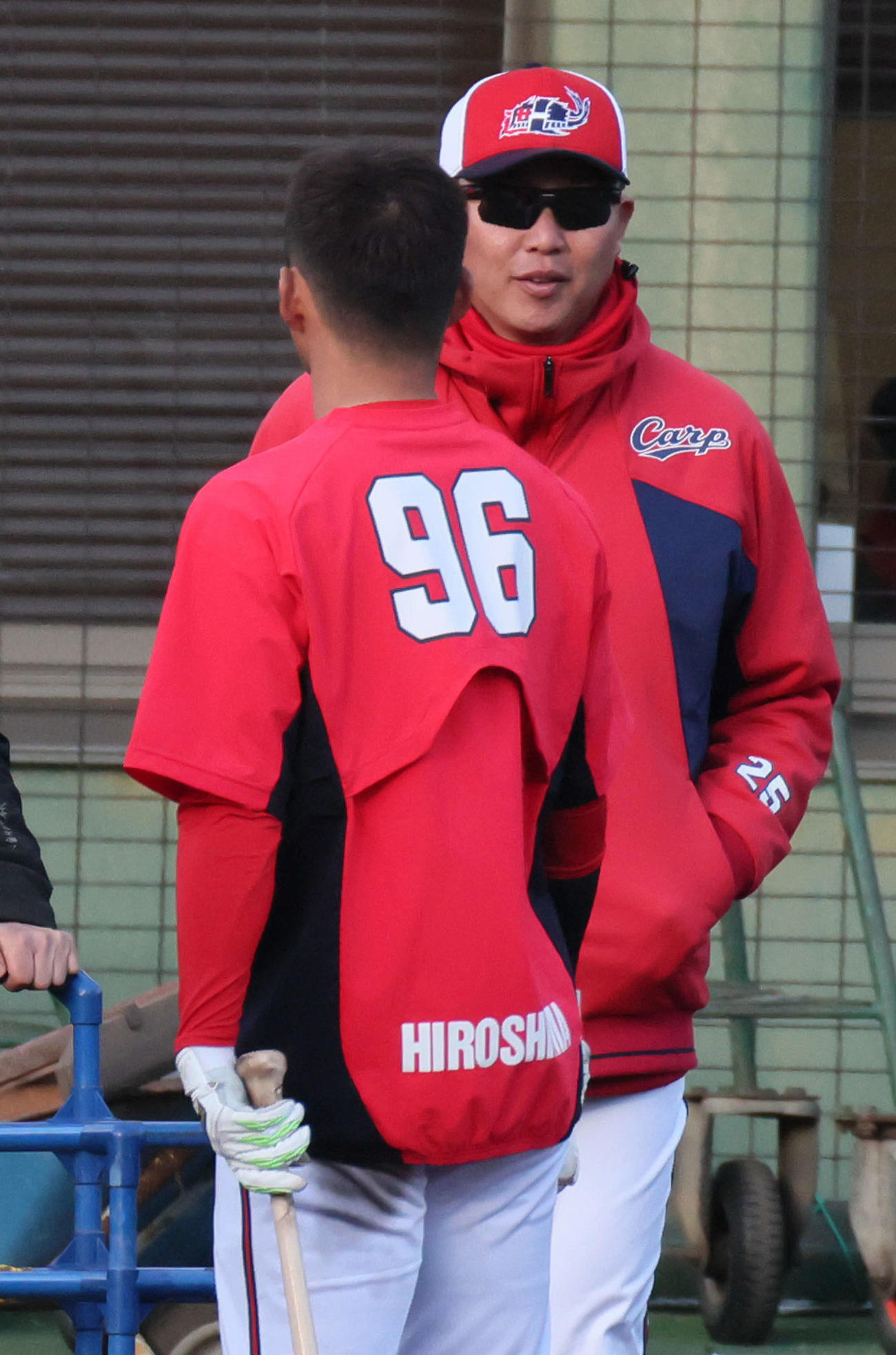 居残り打撃練習をした広島中村奨（手前）と見守った新井監督（撮影・加藤孝規）
