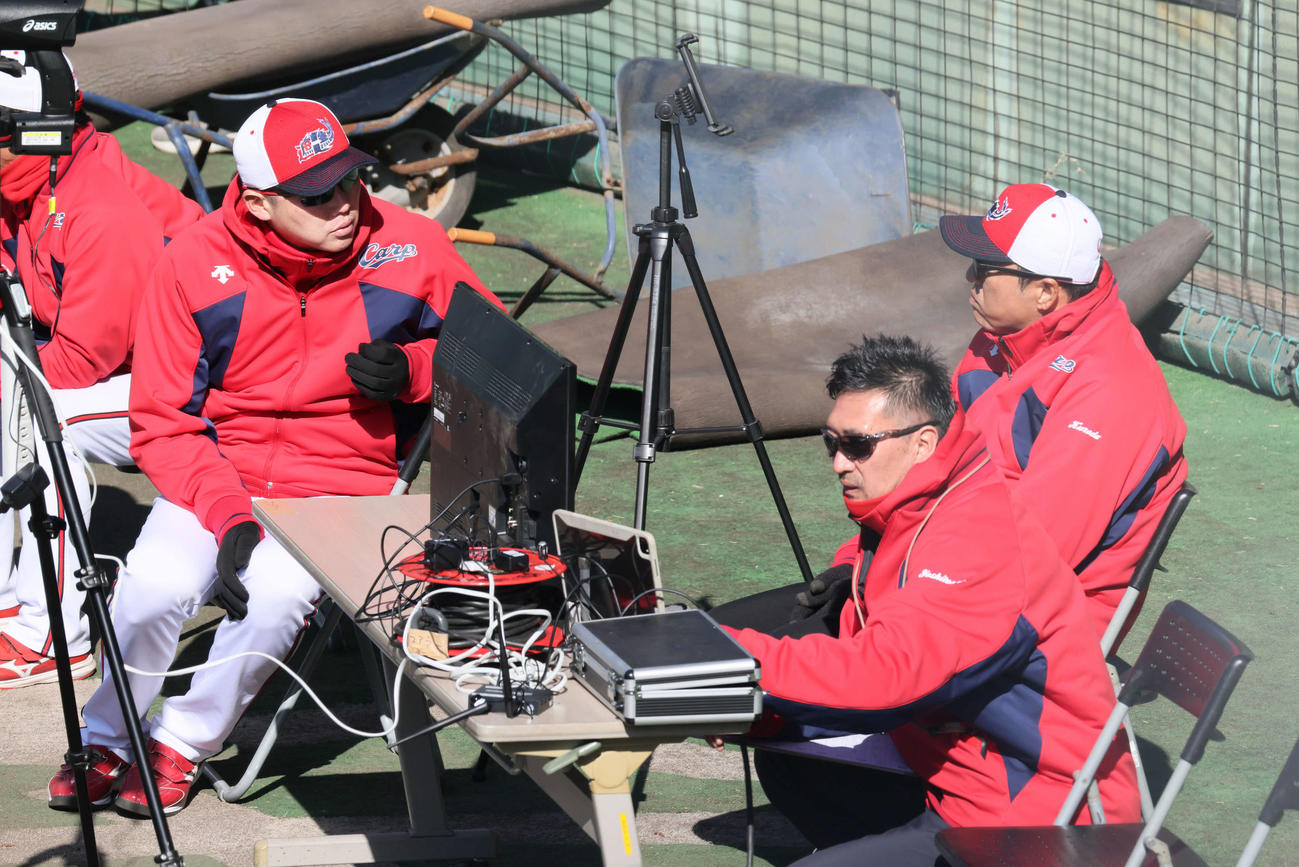 シート打撃中、話し合う新井貴浩監督（左）と黒田博樹球団アドバイザー（右）（撮影・加藤孝規）