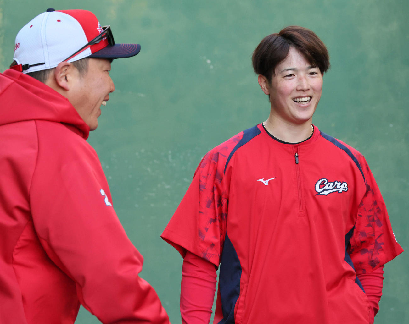 笑顔の広島新井監督（左）と森下（撮影・加藤孝規）