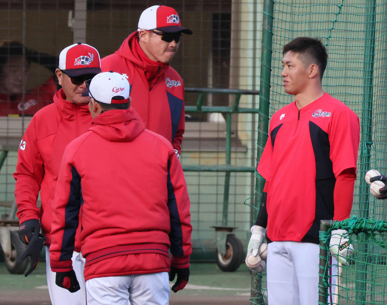 居残り打撃練習をした広島中村奨（右）と見守った新井監督（中央）。左は朝山打撃コーチ（撮影・加藤孝規）