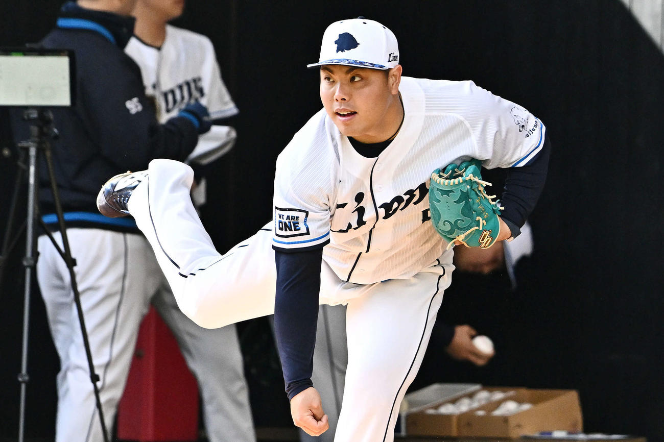 ブルペンで投球練習する西武平良（撮影・滝沢徹郎）