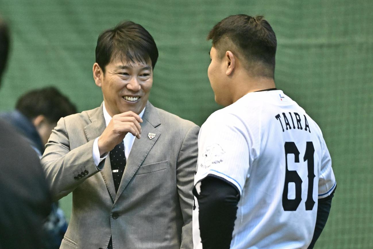 視察に訪れた侍ジャパン井端監督（左）は西武平良と話す（撮影・滝沢徹郎）