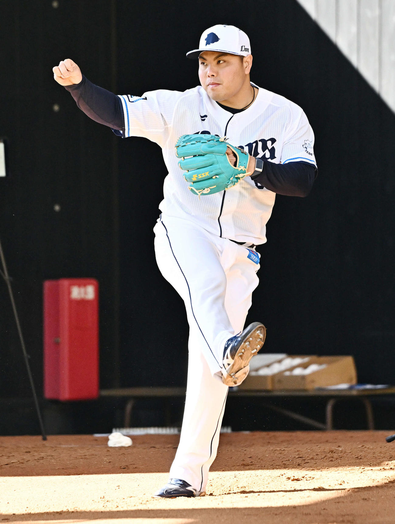 ブルペンで投球練習する西武平良（撮影・滝沢徹郎）