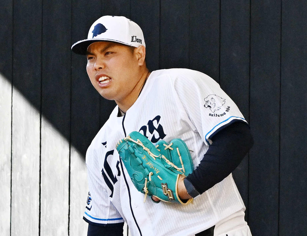 ブルペンで寒さに厳しい表情の西武平良（撮影・滝沢徹郎）