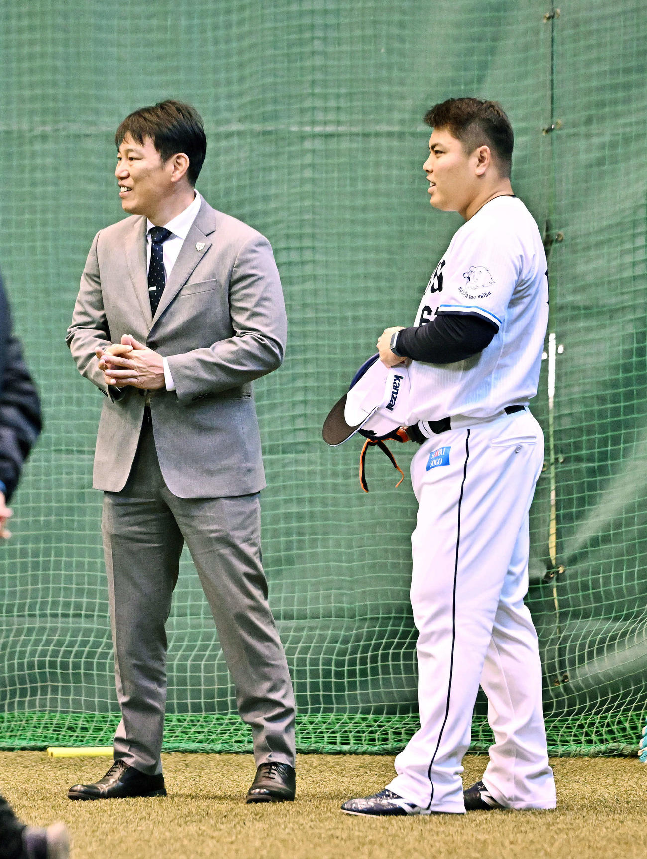 西武平良（右）は視察に訪れた侍ジャパン井端監督にあいさつする（撮影・滝沢徹郎）