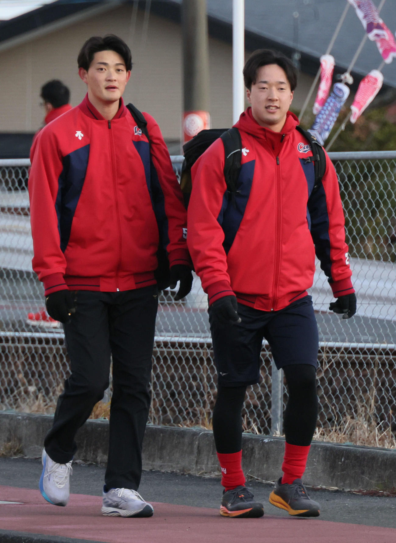 「徒歩通勤」するドラフト2位の佐藤柳（右）とドラフト3位の岡本（撮影・加藤孝規）
