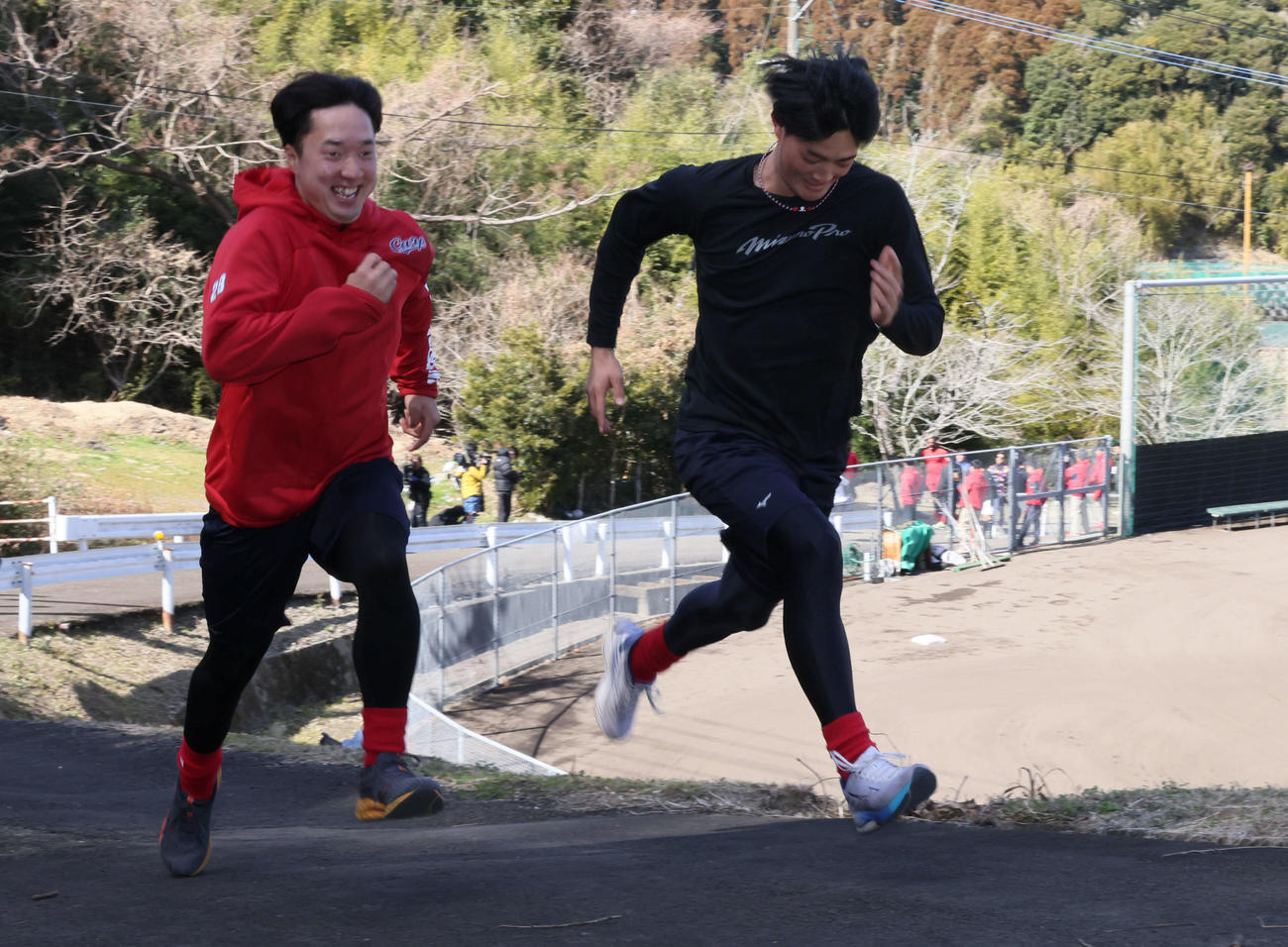 坂道ダッシュを行う広島ドラフト2位の佐藤柳（左）とドラフト3位の岡本（撮影・加藤孝規）