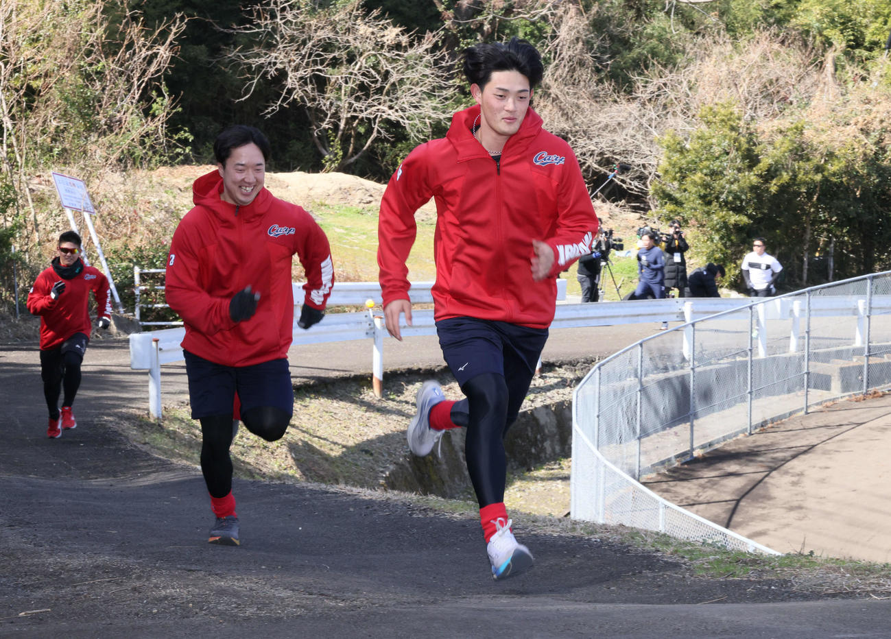 坂道ダッシュを行う広島ドラフト2位の佐藤柳（左）とドラフト3位の岡本（撮影・加藤孝規）