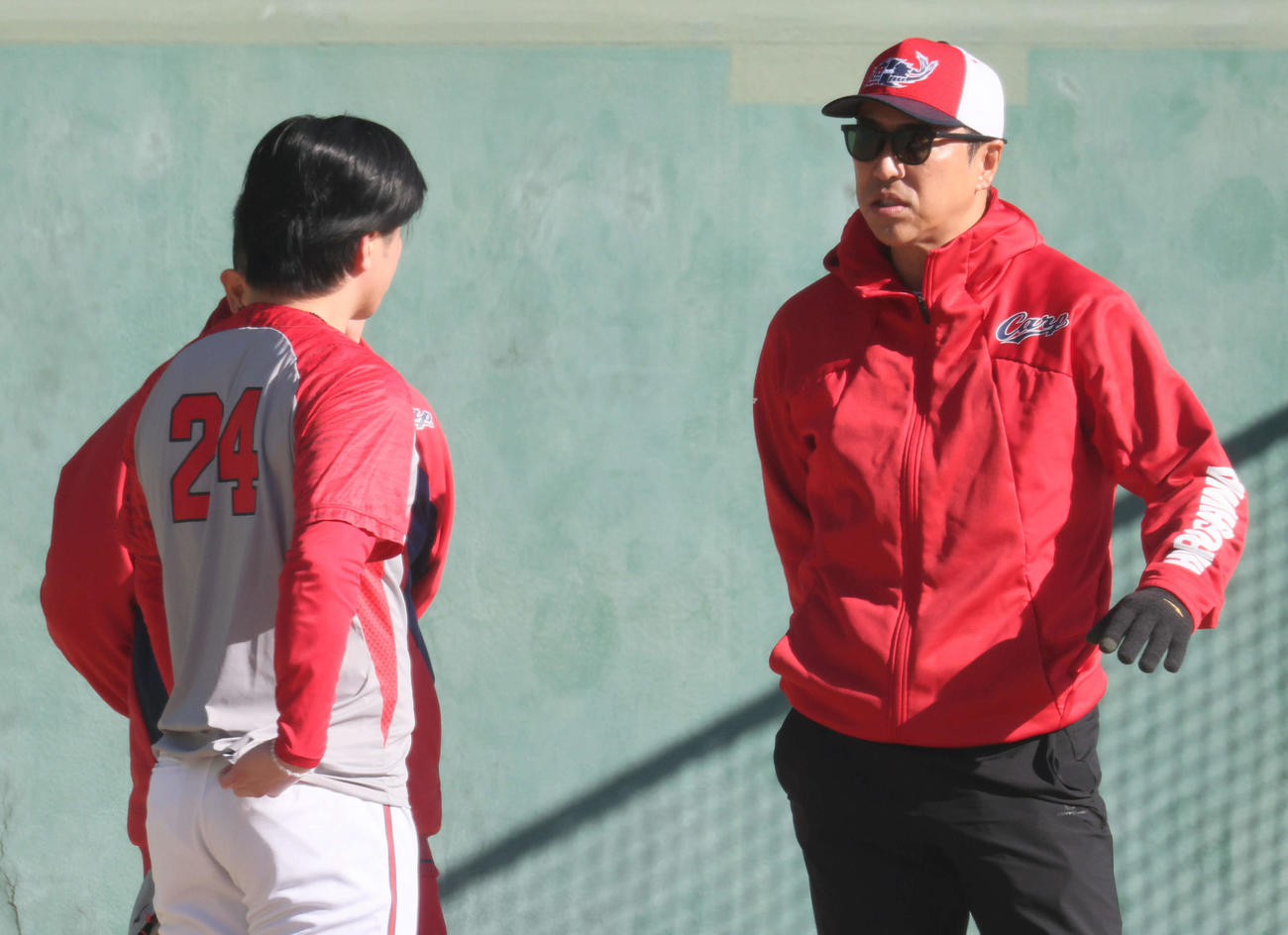 広島黒原（左）と話し合う黒田球団アドバイザー（撮影・加藤孝規）