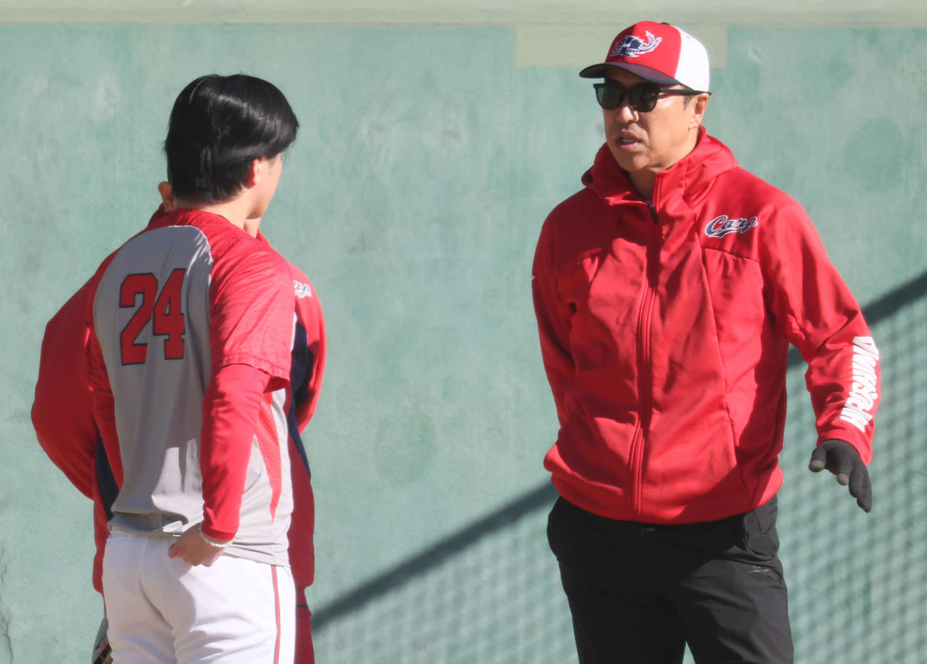 広島黒原（左）と話し合う黒田球団アドバイザー（撮影・加藤孝規）