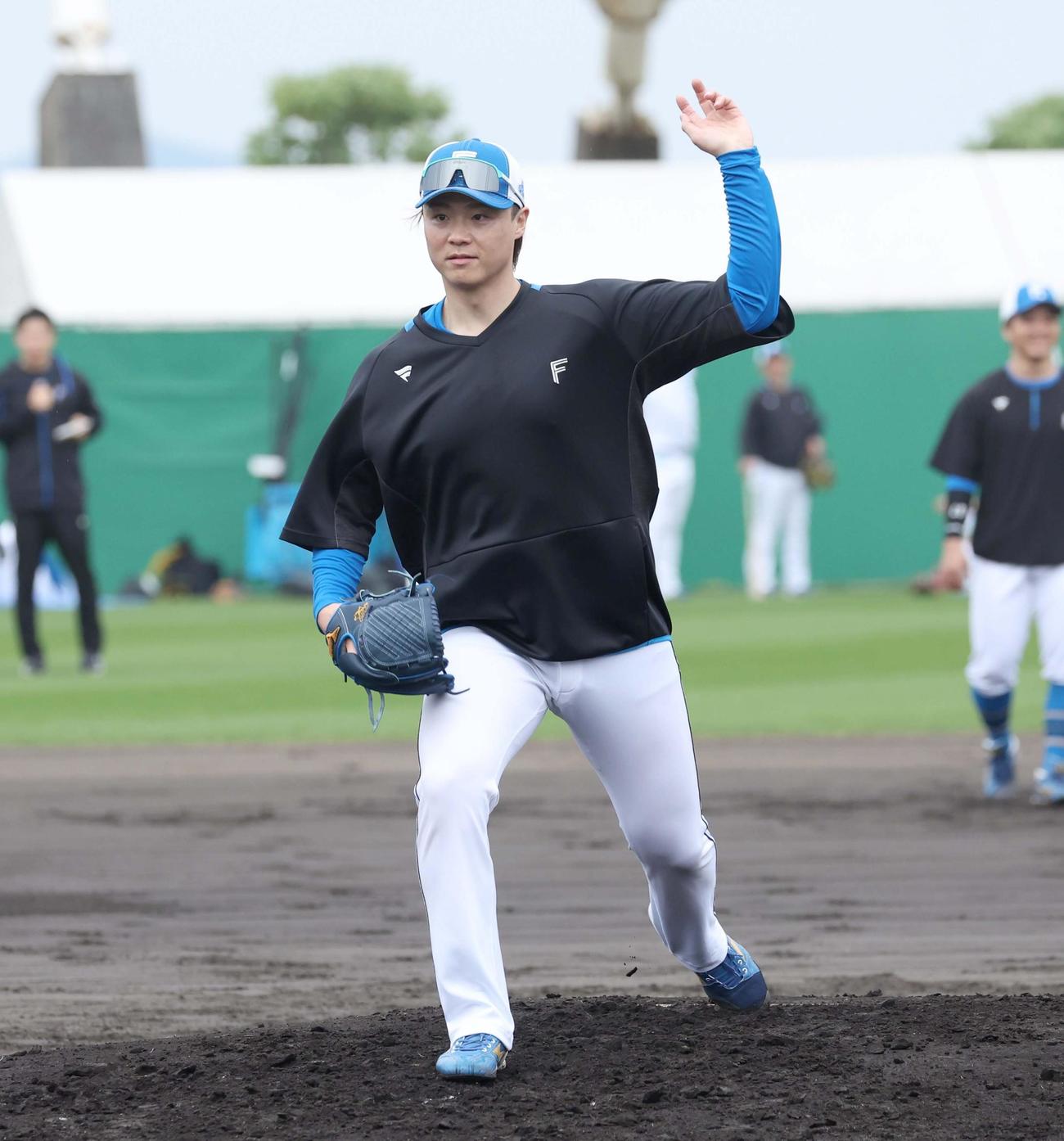 フィールディング練習する日本ハム山崎（撮影・黒川智章）