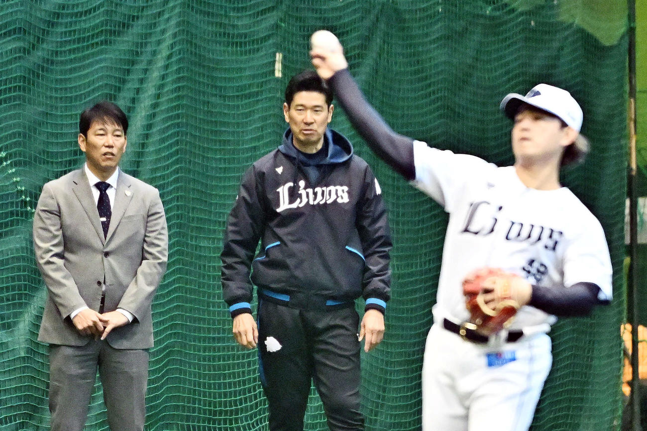 視察に訪れた侍ジャパン井端監督（左）はキャッチボールする西武今井（右）を見守る（撮影・滝沢徹郎）
