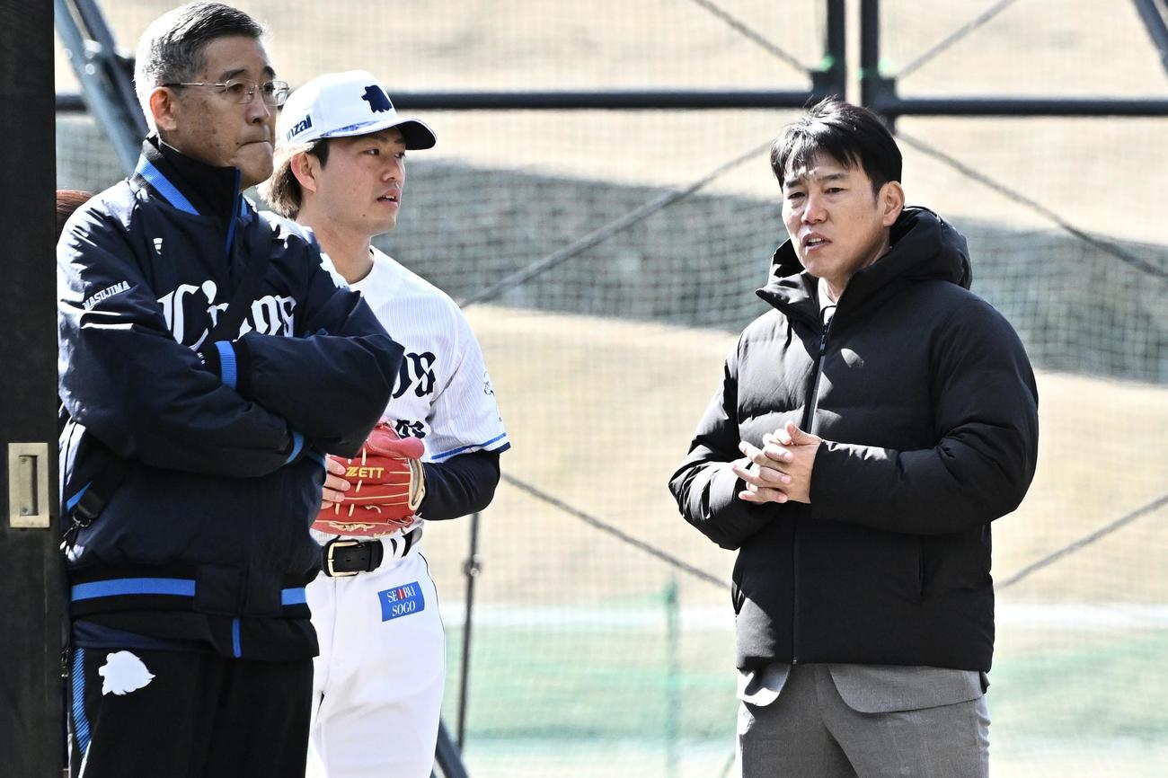 視察に訪れた侍ジャパン井端監督（右）はブルペン投球を終えた西武今井（中央）と話す（撮影・滝沢徹郎）