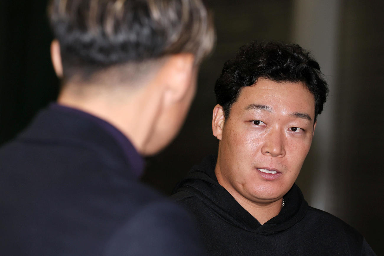 鳥谷敬氏と対談する阪神大山（撮影・加藤哉）
