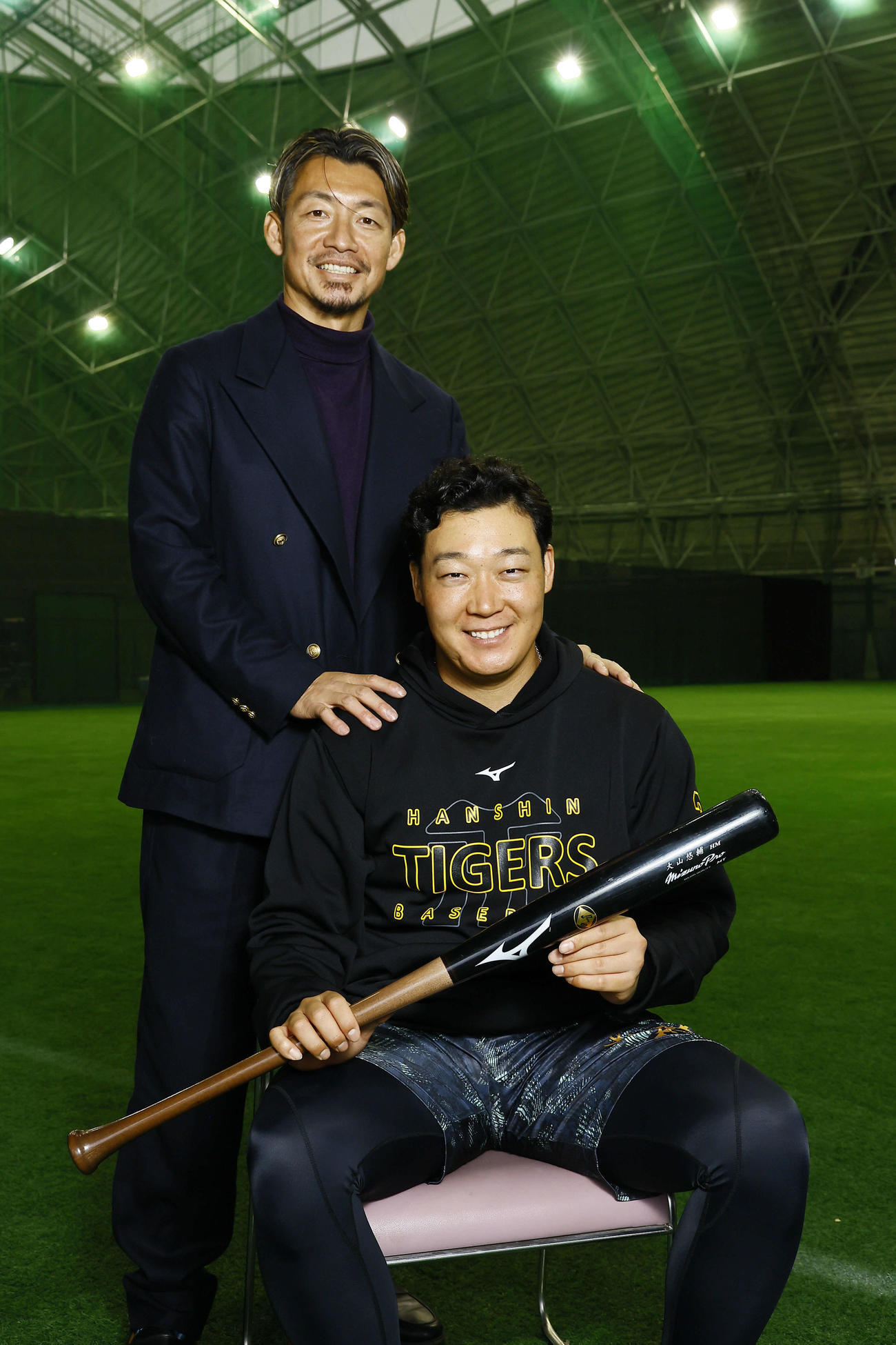 対談を終え笑顔で写真に納まる本紙評論家の鳥谷敬氏（左）と阪神大山（撮影・藤尾明華）