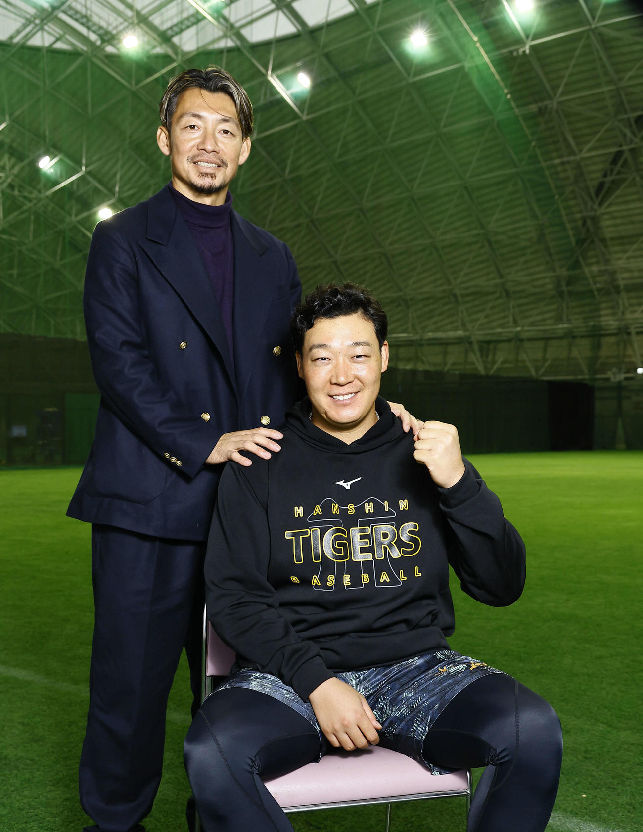 対談を終え笑顔で写真に納まる本紙評論家の鳥谷敬氏（左）と阪神大山（撮影・藤尾明華）