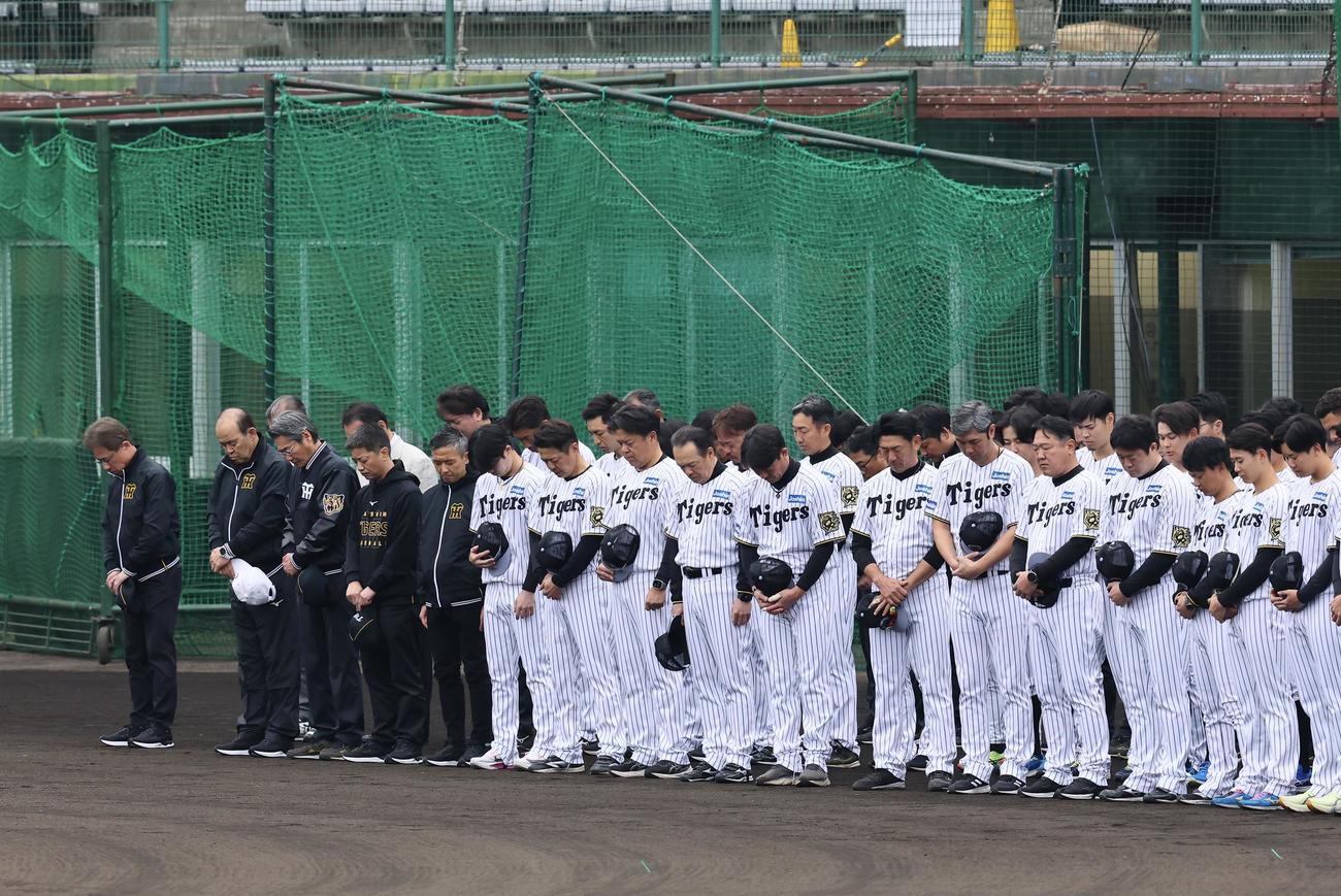 元阪神監督の吉田義男氏を悼みとうをささげる。左から粟井社長、岡田オーナー付顧問（撮影・藤尾明華）