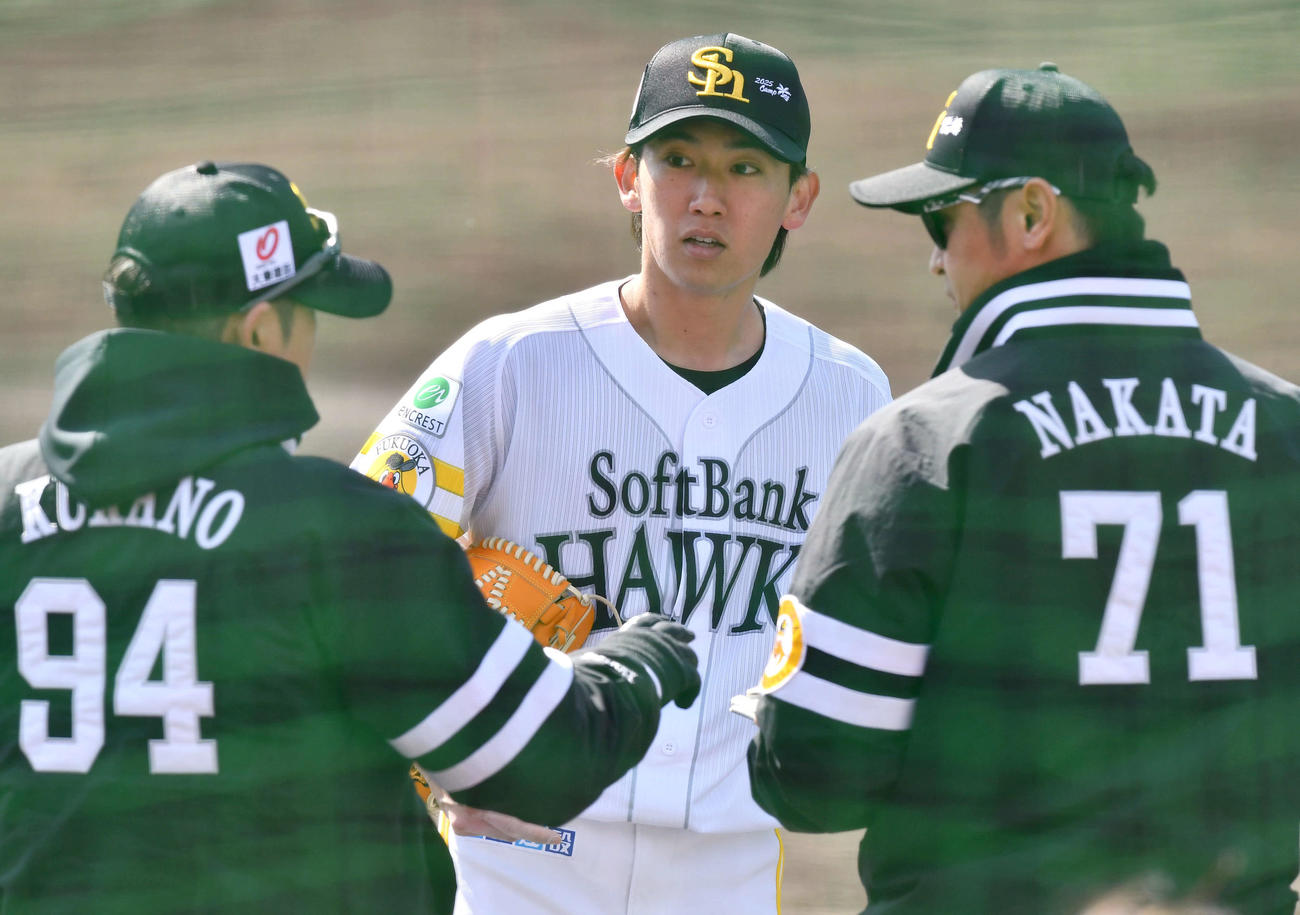 フリー打撃の登板を終えたソフトバンク大津（中央）は、倉野コーチ（左）、中田コーチと話し合う（撮影・岩下翔太）
