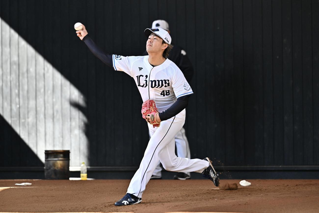 ブルペンで投球練習する西武今井（撮影・滝沢徹郎）