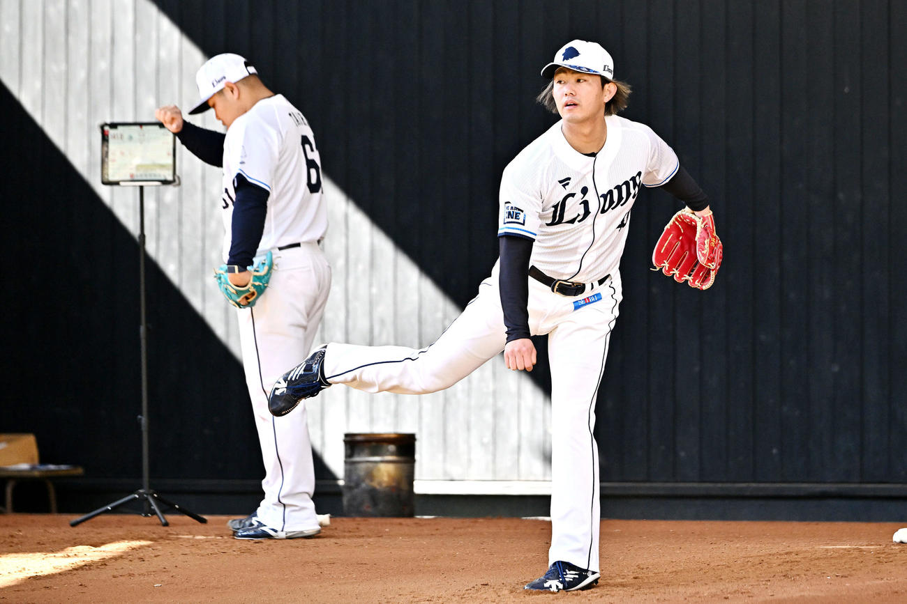 ブルペンで投球練習する西武今井。後方は平良（撮影・滝沢徹郎）