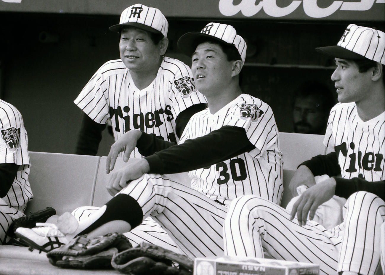 85年、吉田義男監督（左）と話す現役時代の平田2軍監督