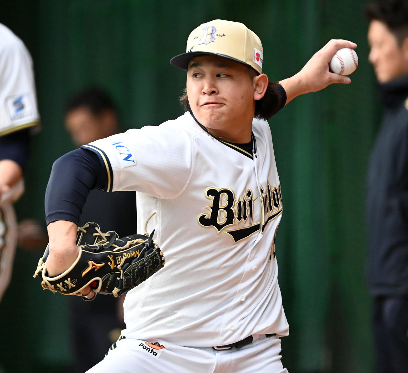 ブルペンで投球練習を行う宮城（撮影・前岡正明）