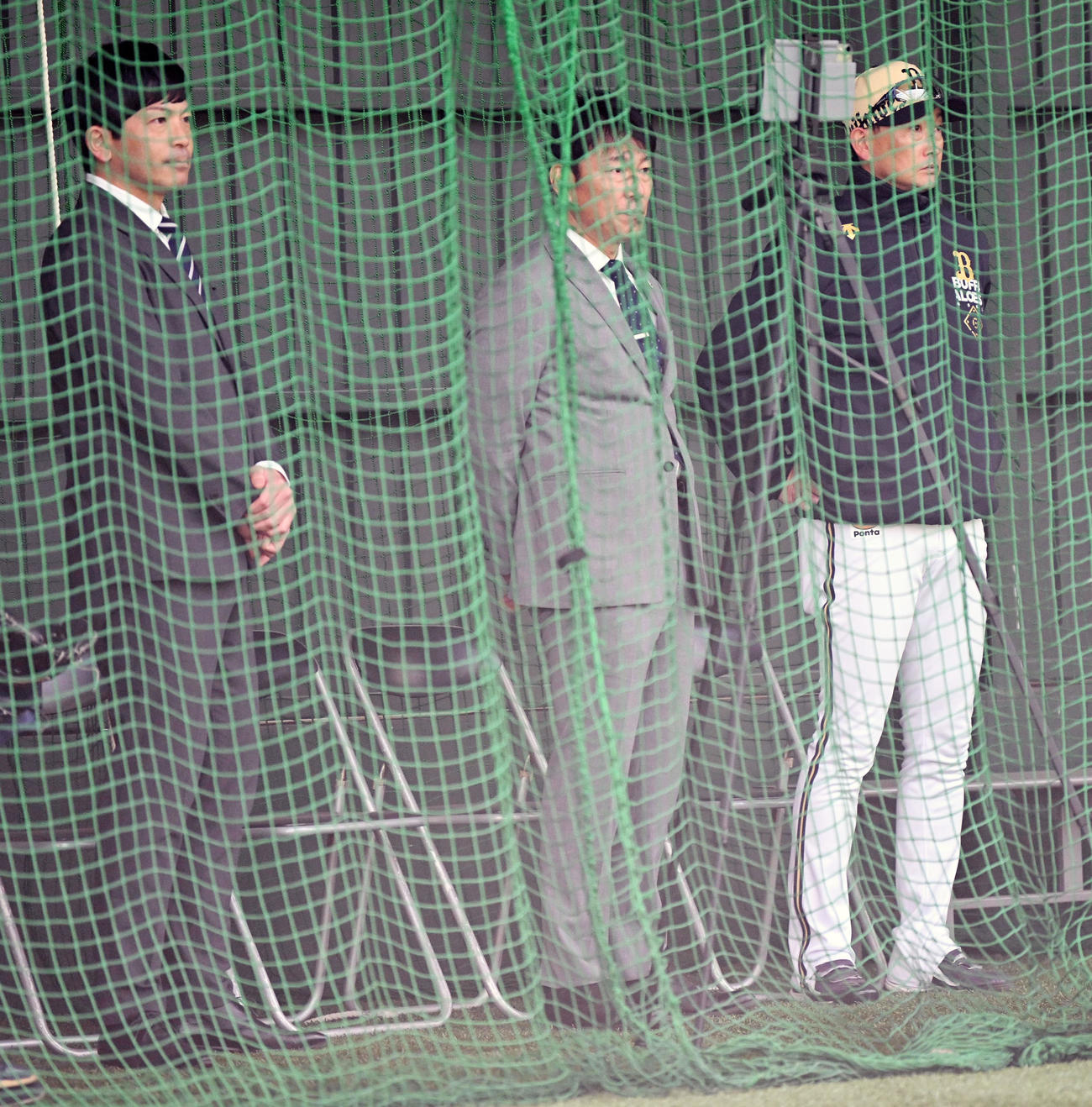 オリックスキャンプを視察に訪れた侍ジャパン井端監督（中央）。左は同松田コーチ、右はオリックス岸田監督（撮影・前岡正明）