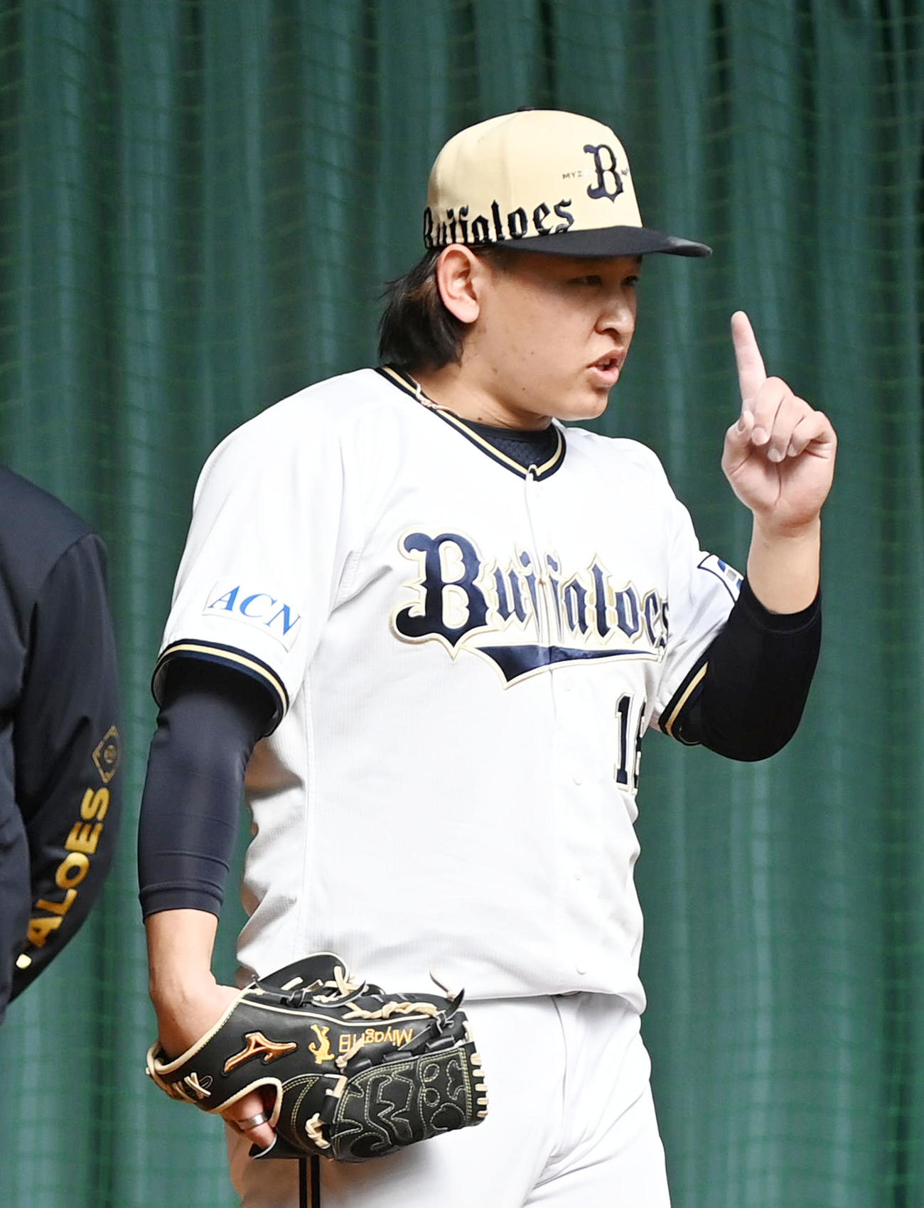 ブルペンで投球練習を行う宮城（撮影・前岡正明）