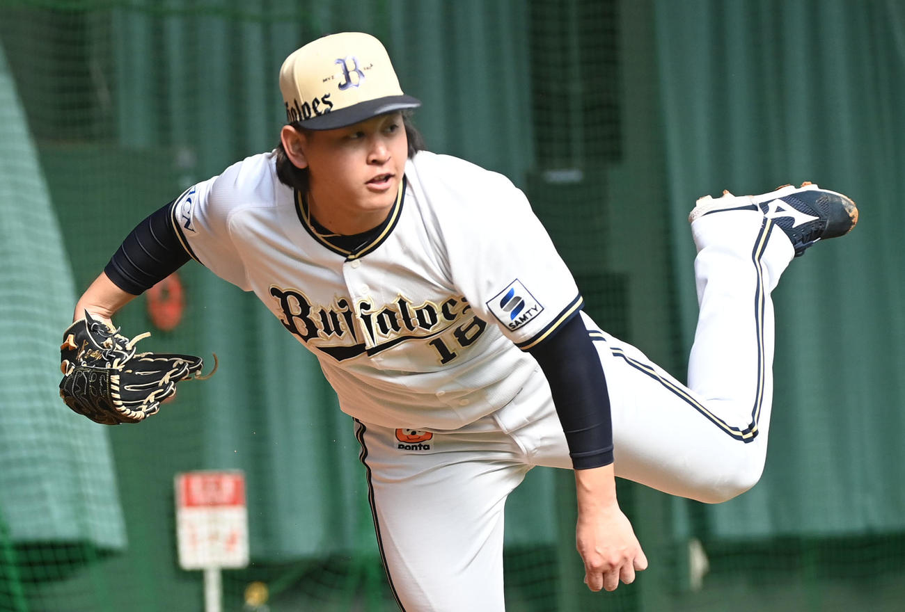 ブルペンで投球練習を行う宮城（撮影・前岡正明）