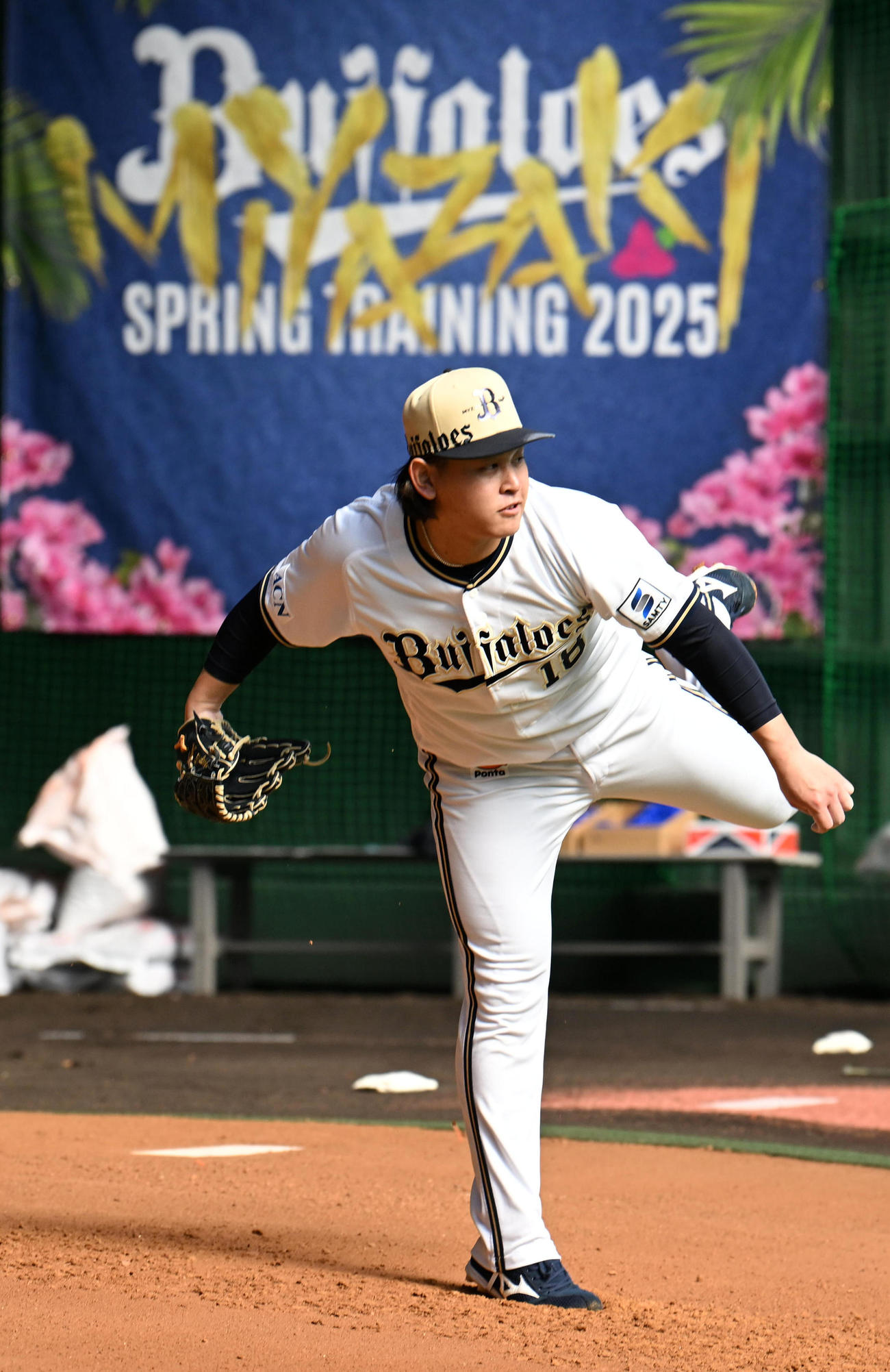 ブルペンで投球練習を行う宮城（撮影・前岡正明）